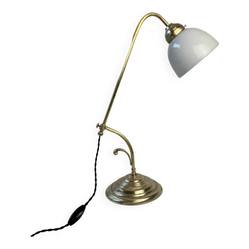 VINTAGE ARTICULATED DESK LAMP IN BRASS AND OPAL GLASS
