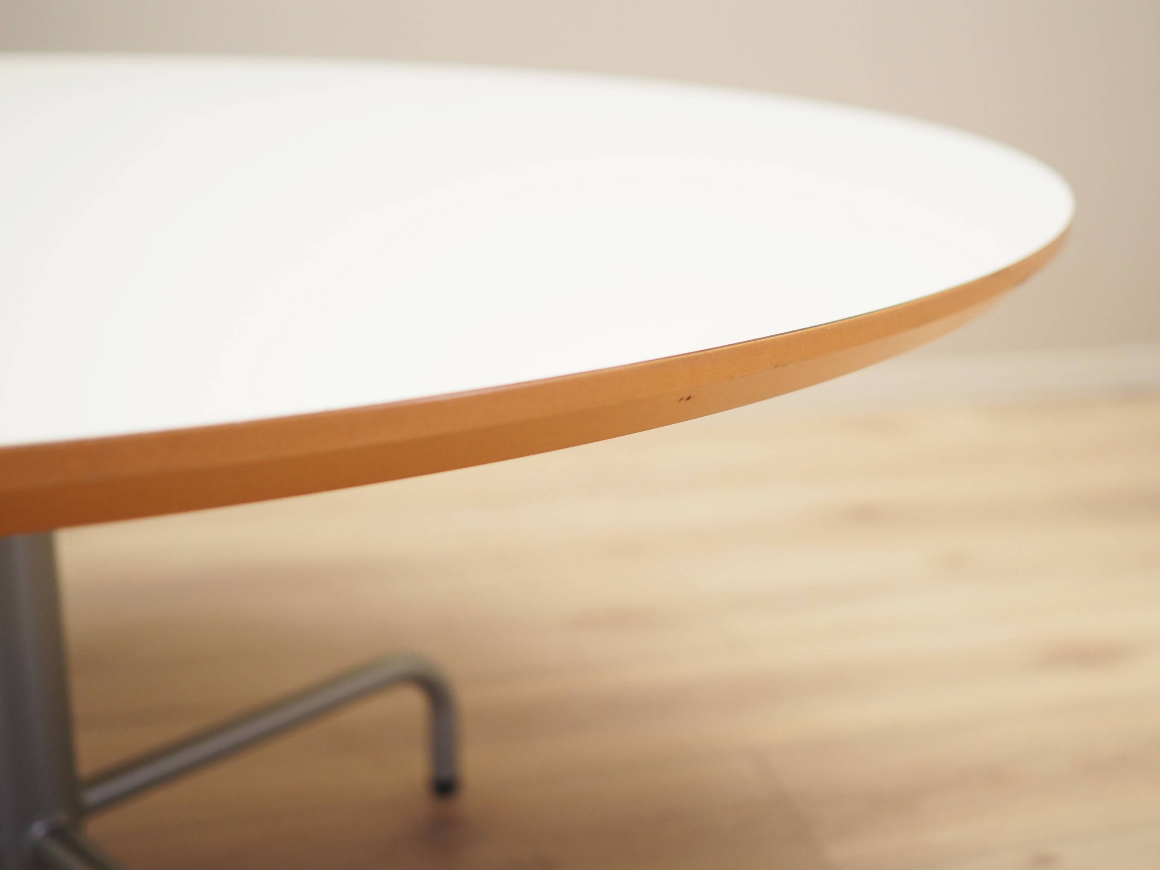 Round table, Danish design, 1990s, production: Denmark