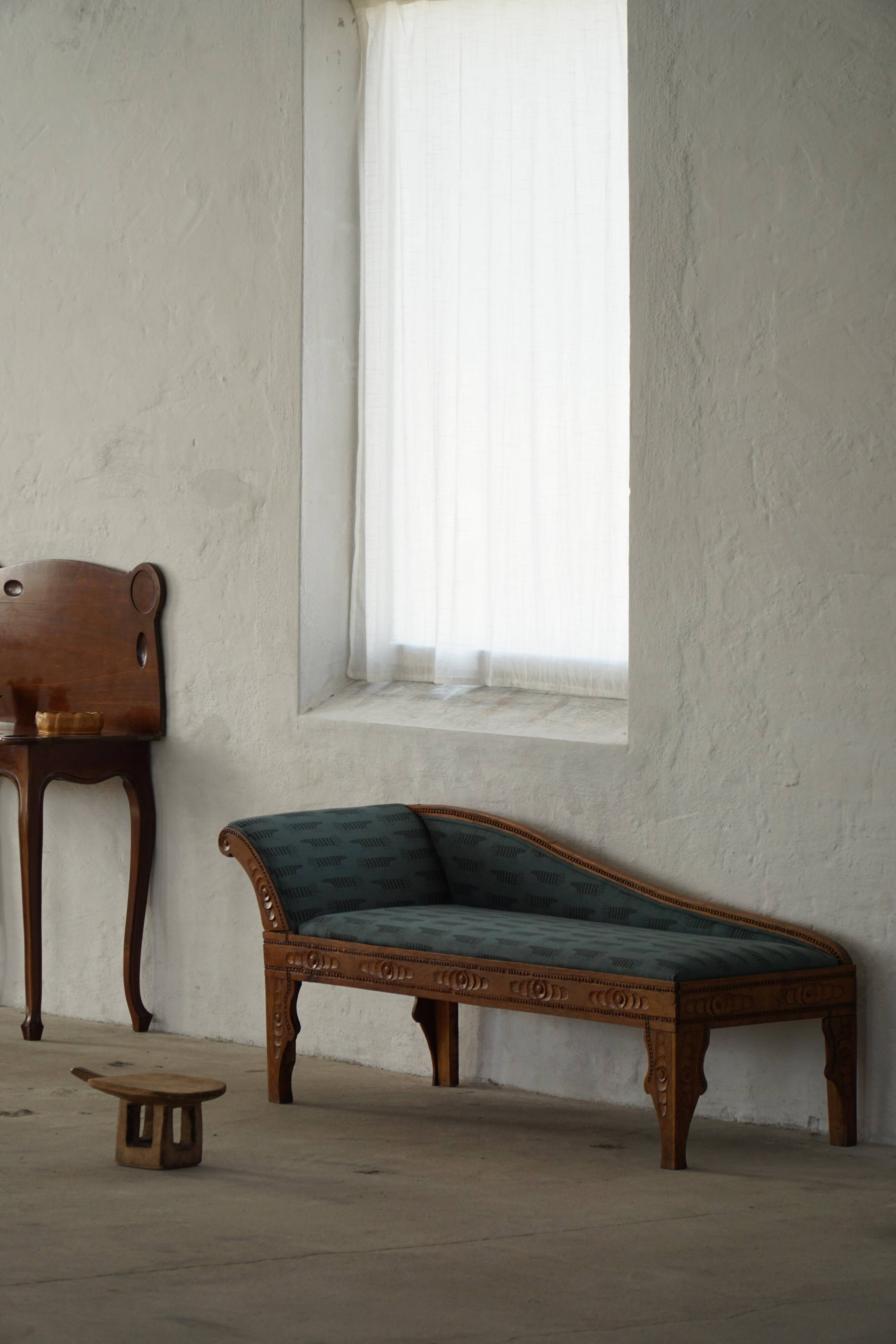 Danish Art Nouveau chaise longue in oak and "Mikey" upholstery by Lisa Larson, 1920s.