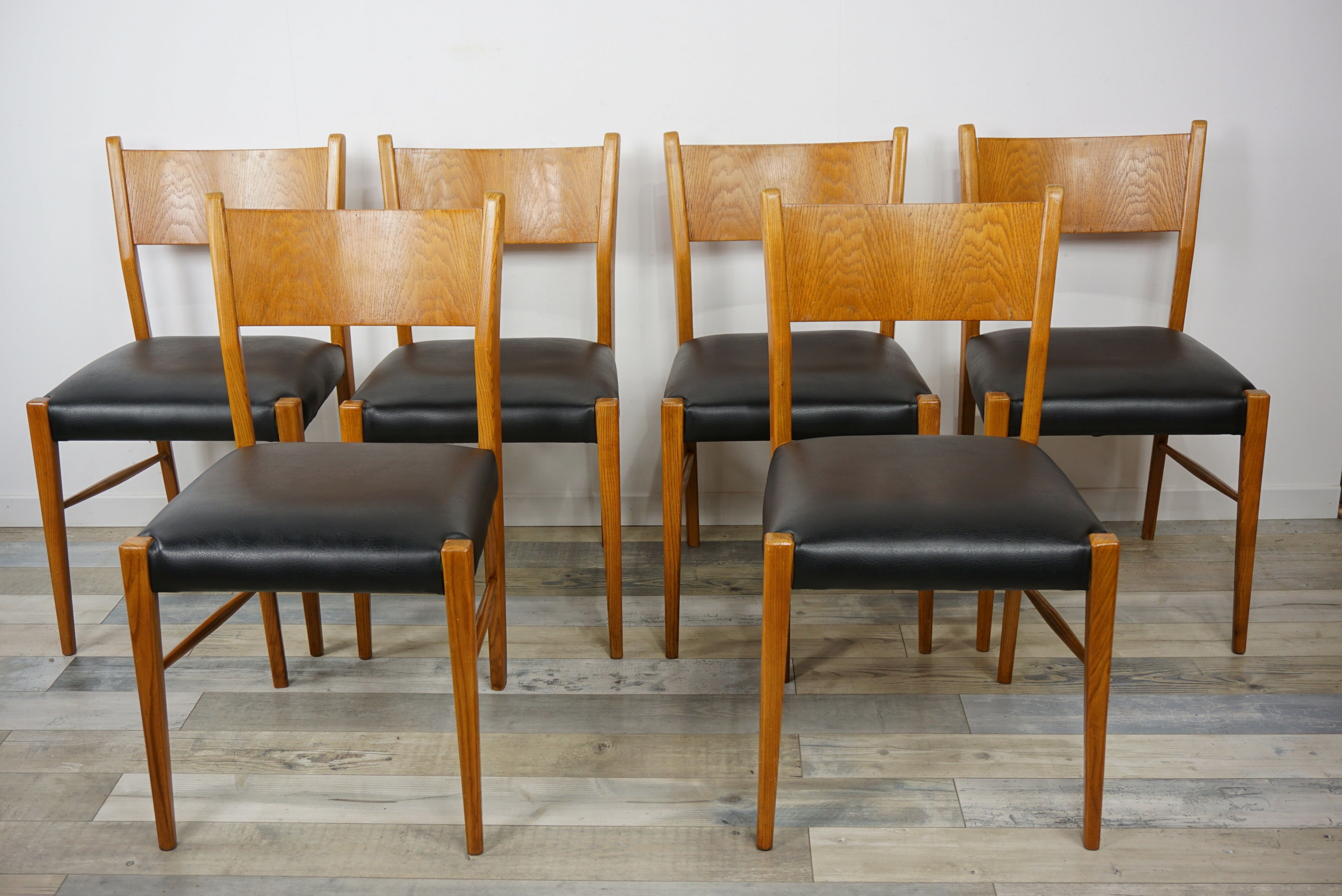 Wooden oval table and 6 matching chairs 60
