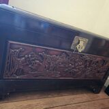 Ancien grand coffre en bois sculpté acheté en Chine