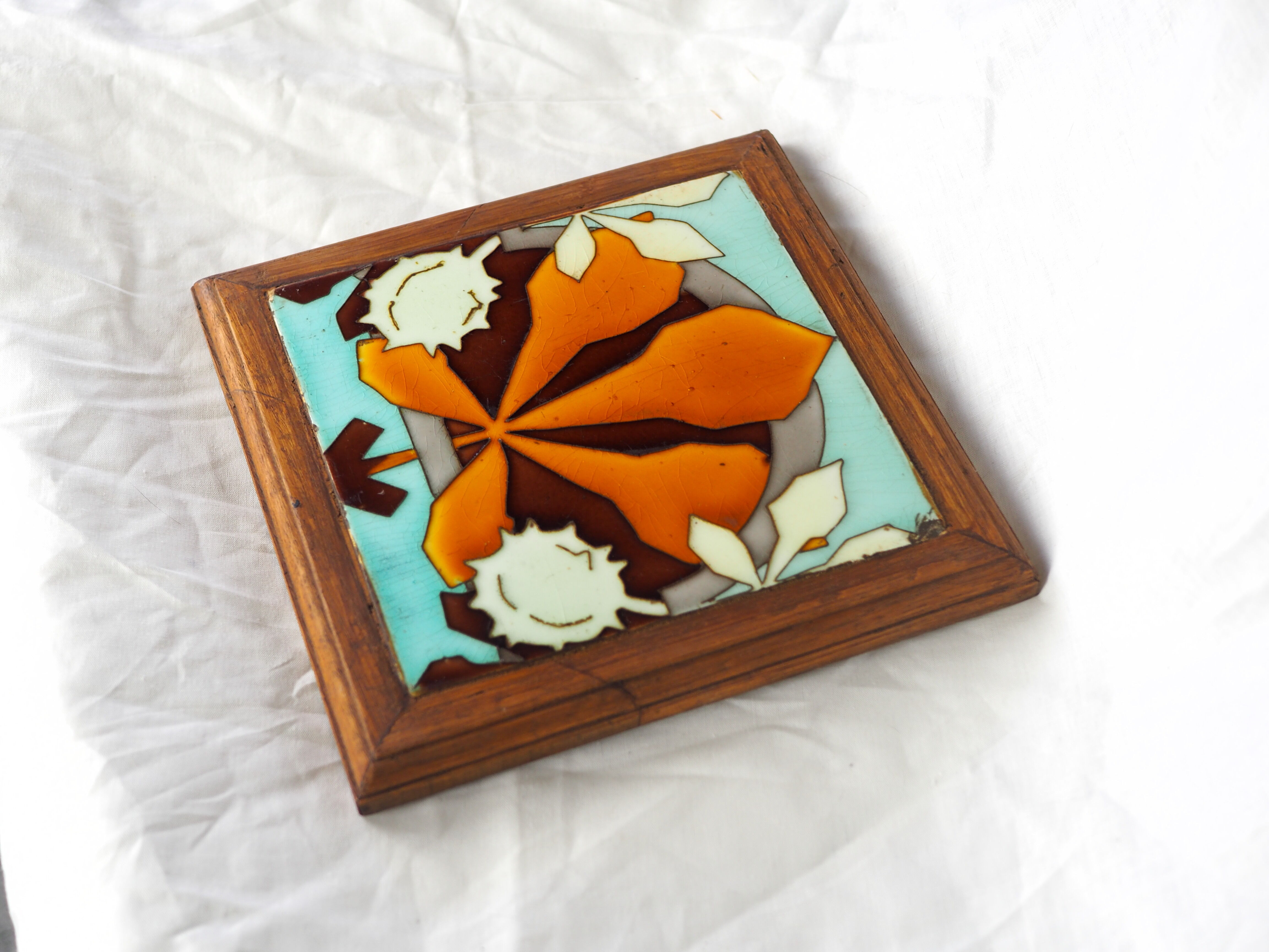 Leaf earthenware checkered underside and maronnier bug - autumn atmosphere - deb. XXth