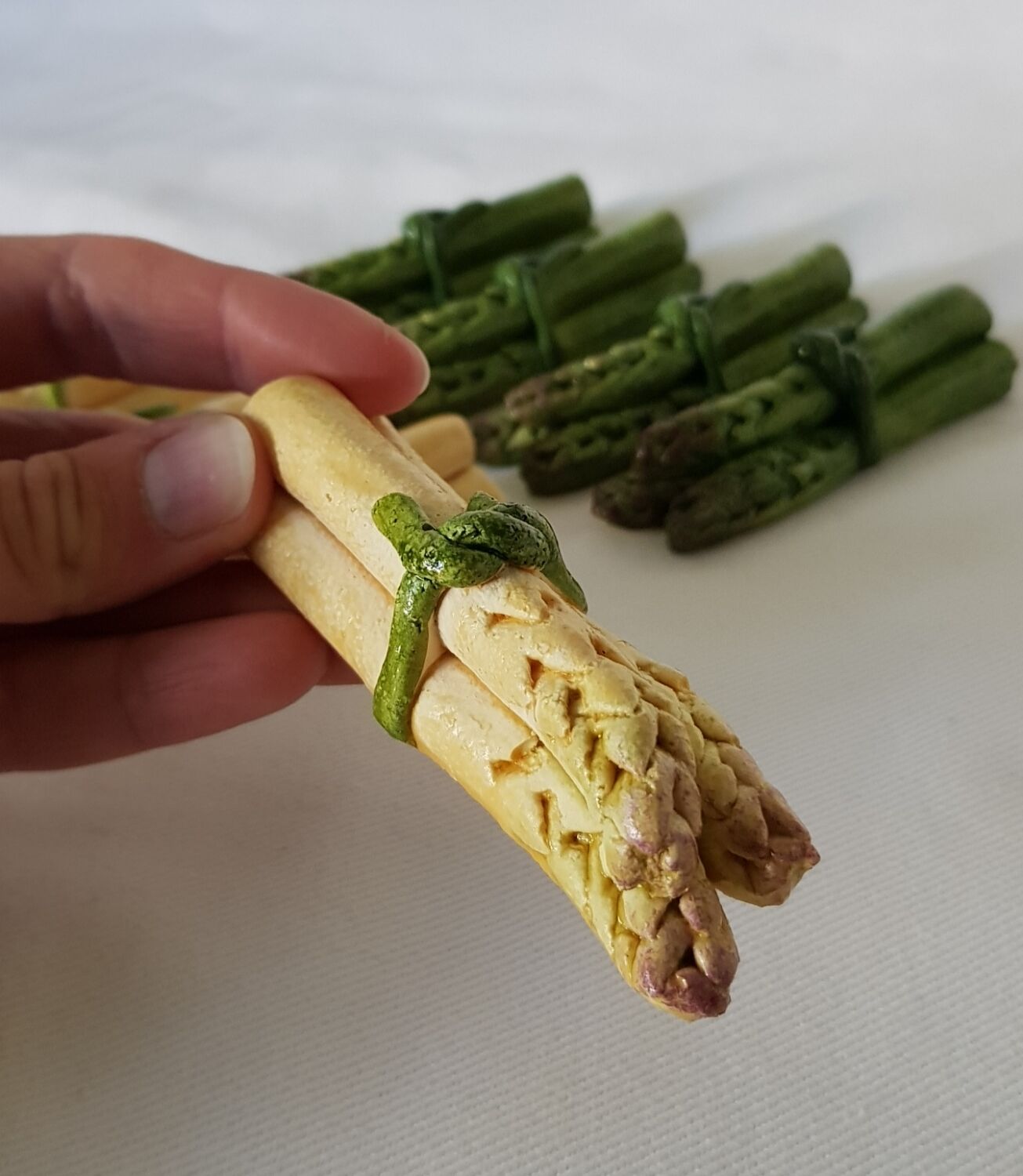 Set of 8 ceramic asparagus knife holders