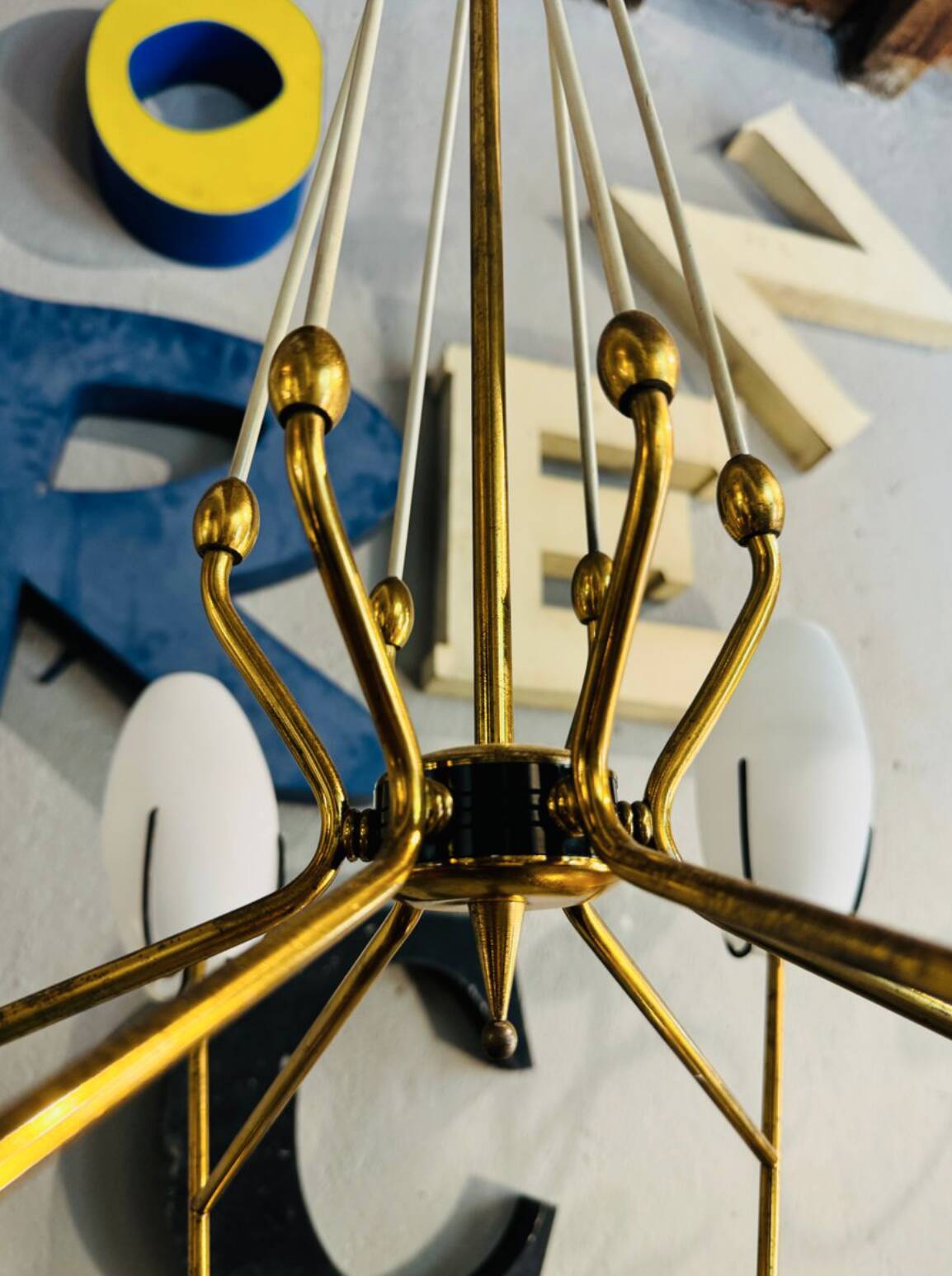 Lampadario vintage in vetro opalino bianco