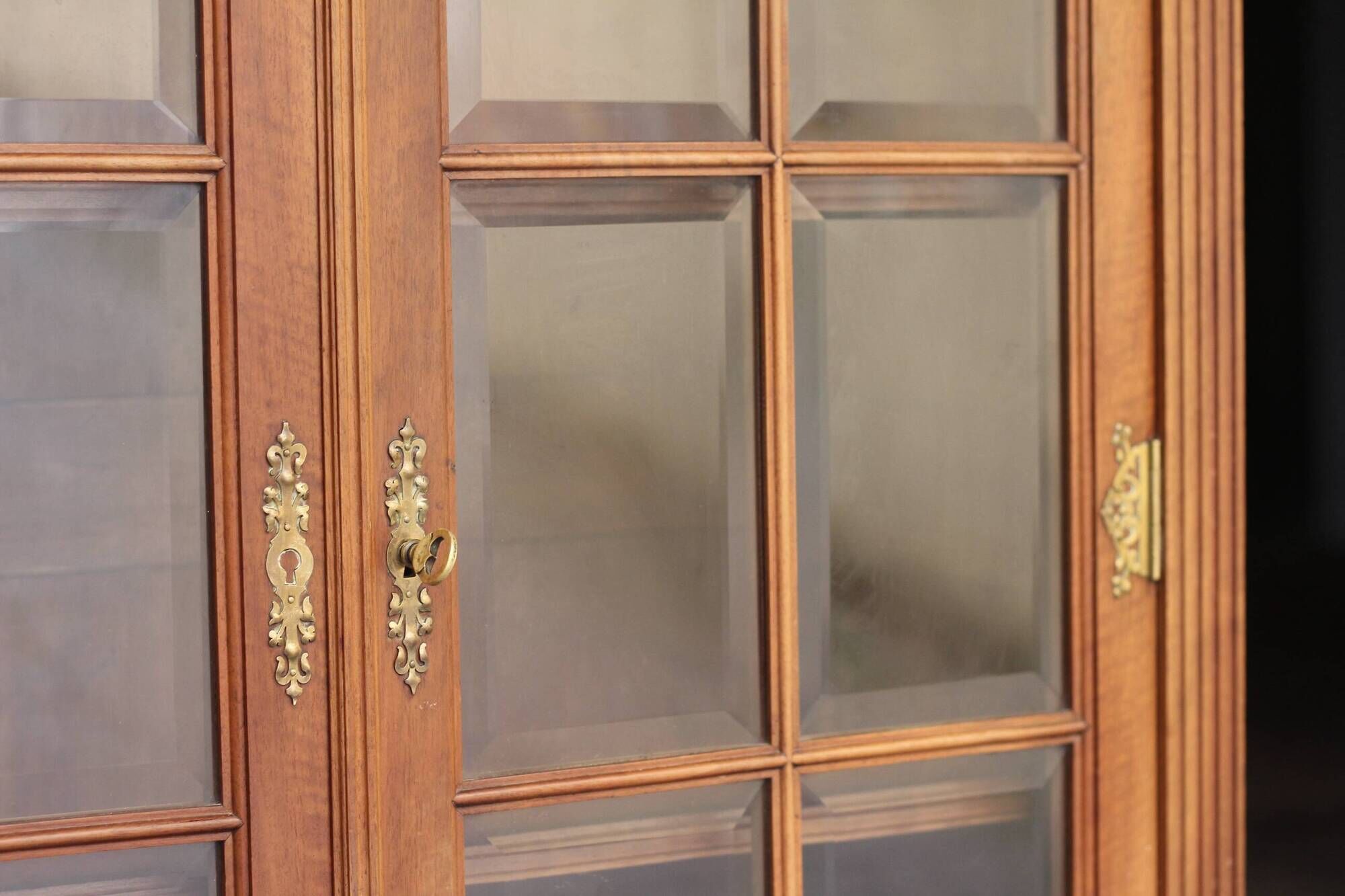 Belle armoire parisienne en noyer massif (début XXeme).