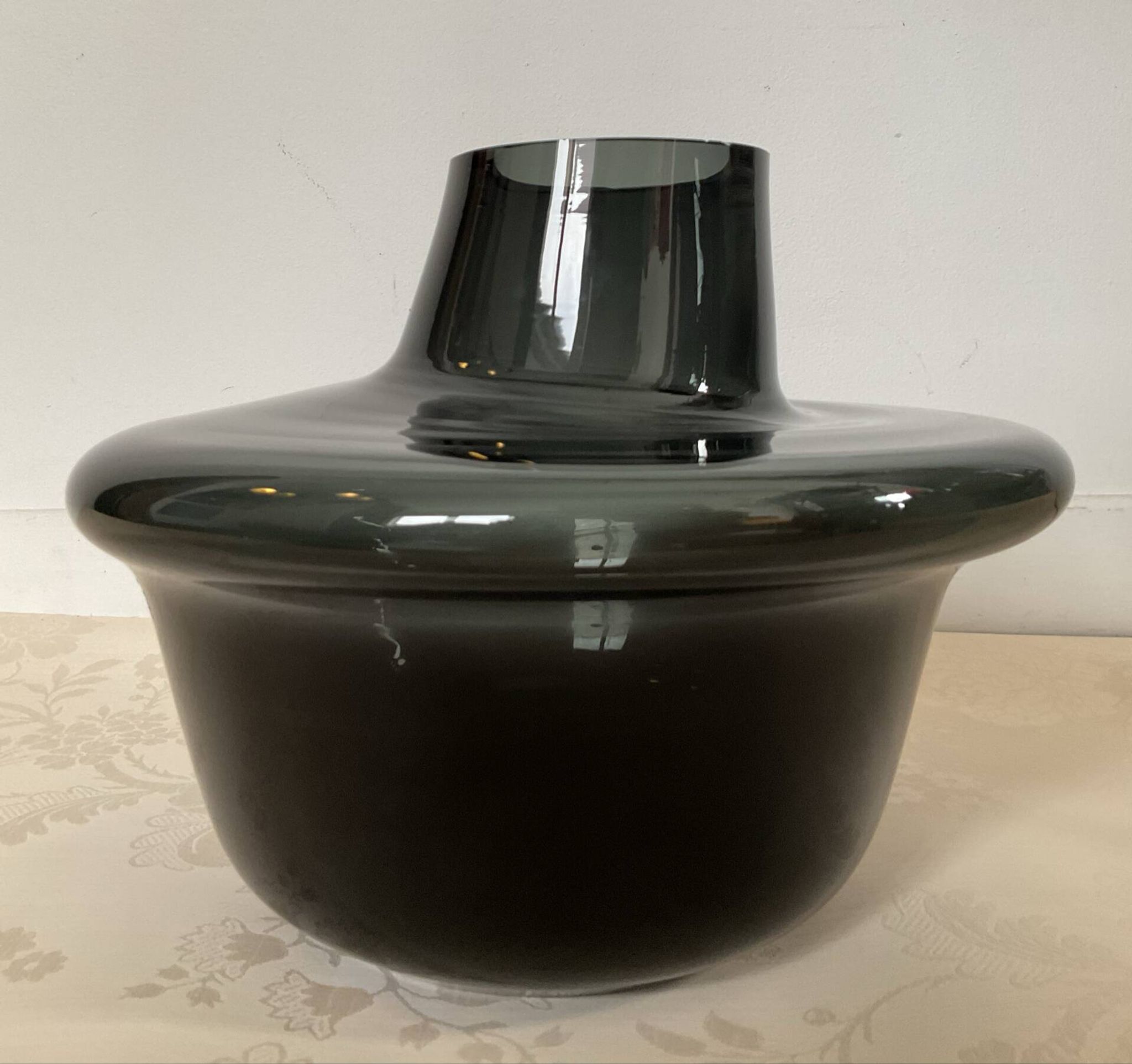 Vase design champignon en verre fumé