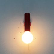 Paire d'appliques rouges minimalistes du milieu du siècle