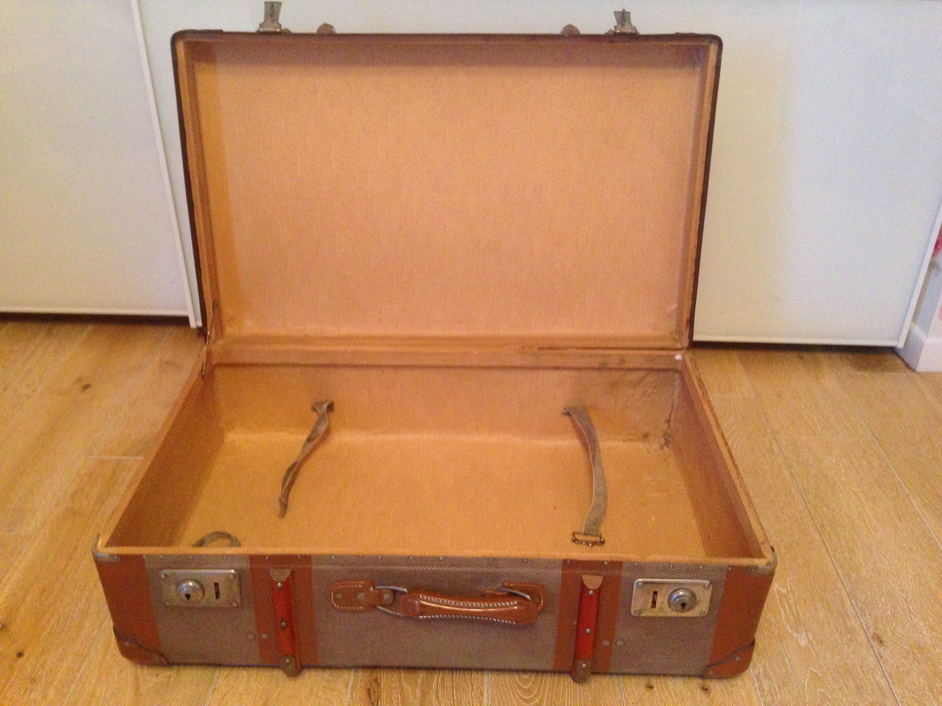 Vintage suitcase in wood of 30-50 years
