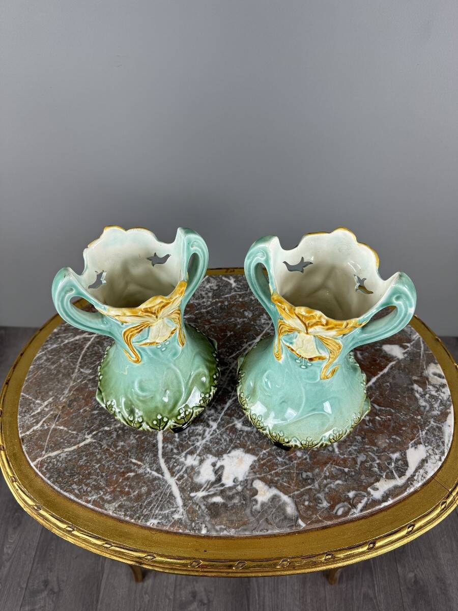 Pair of Art Nouveau vases in glazed ceramic with floral decoration, 20th Century
