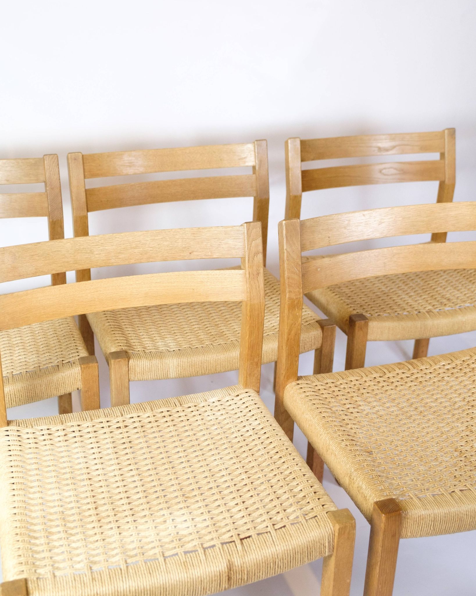 Ensemble de cinq chaises de salle à manger modèle 401 en chêne par Jørgen H. Møller