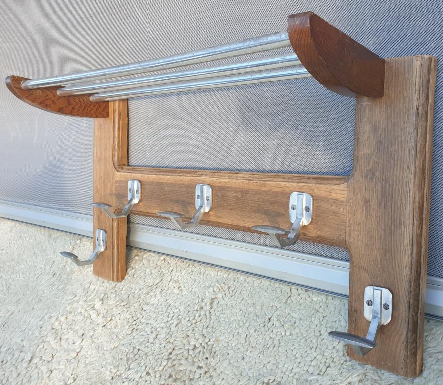 Wall-mounted entrance cloakroom in H with 5 hooks and hat racks