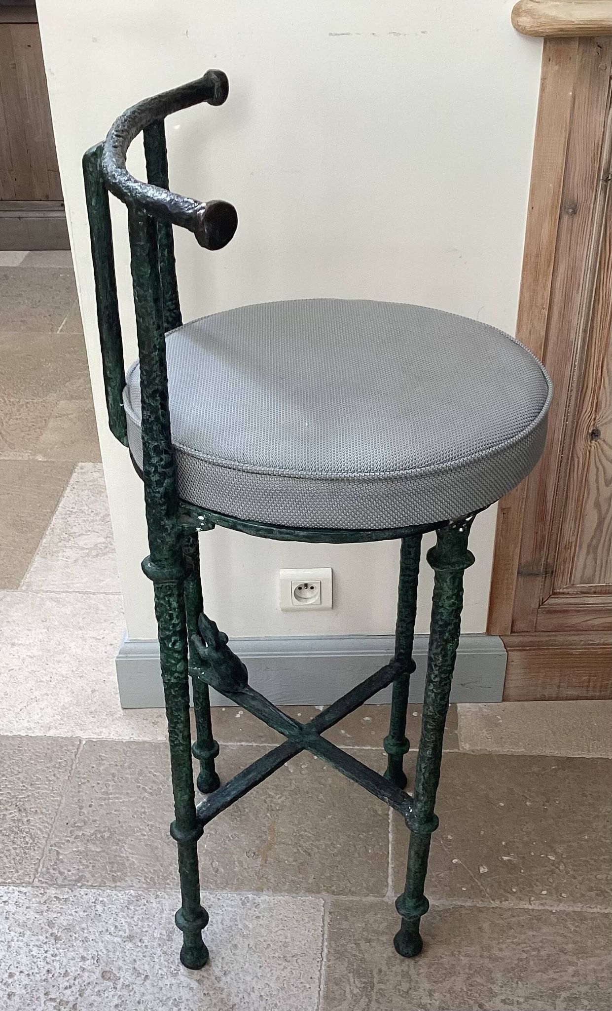 Lot de 4 tabourets en bronze patiné dans l esprit de Giacometti