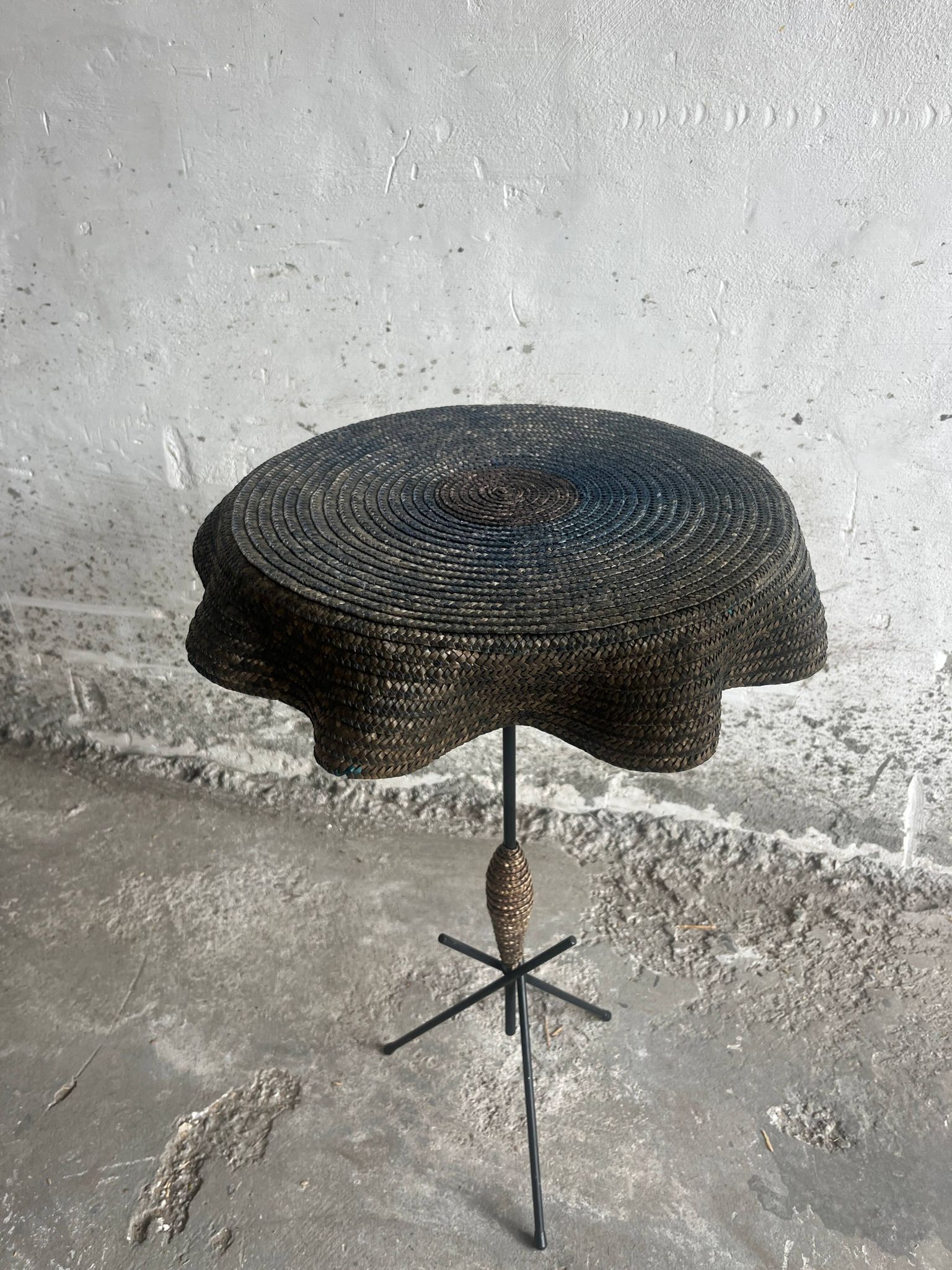 Lot de 2 tables d’appoint vintage italiennes en raphia