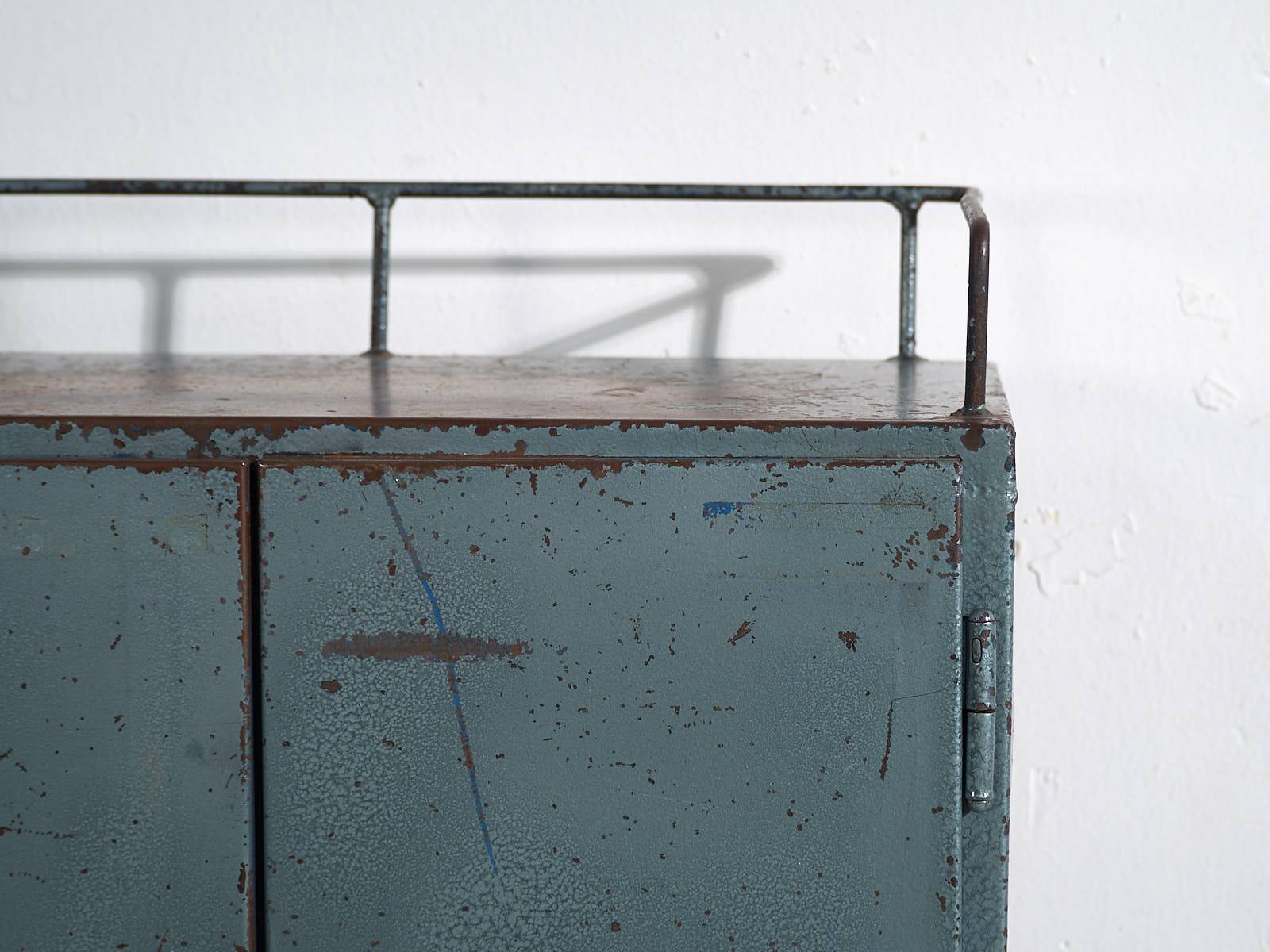 Armoire de style industriel à patine bleue (c.1950)