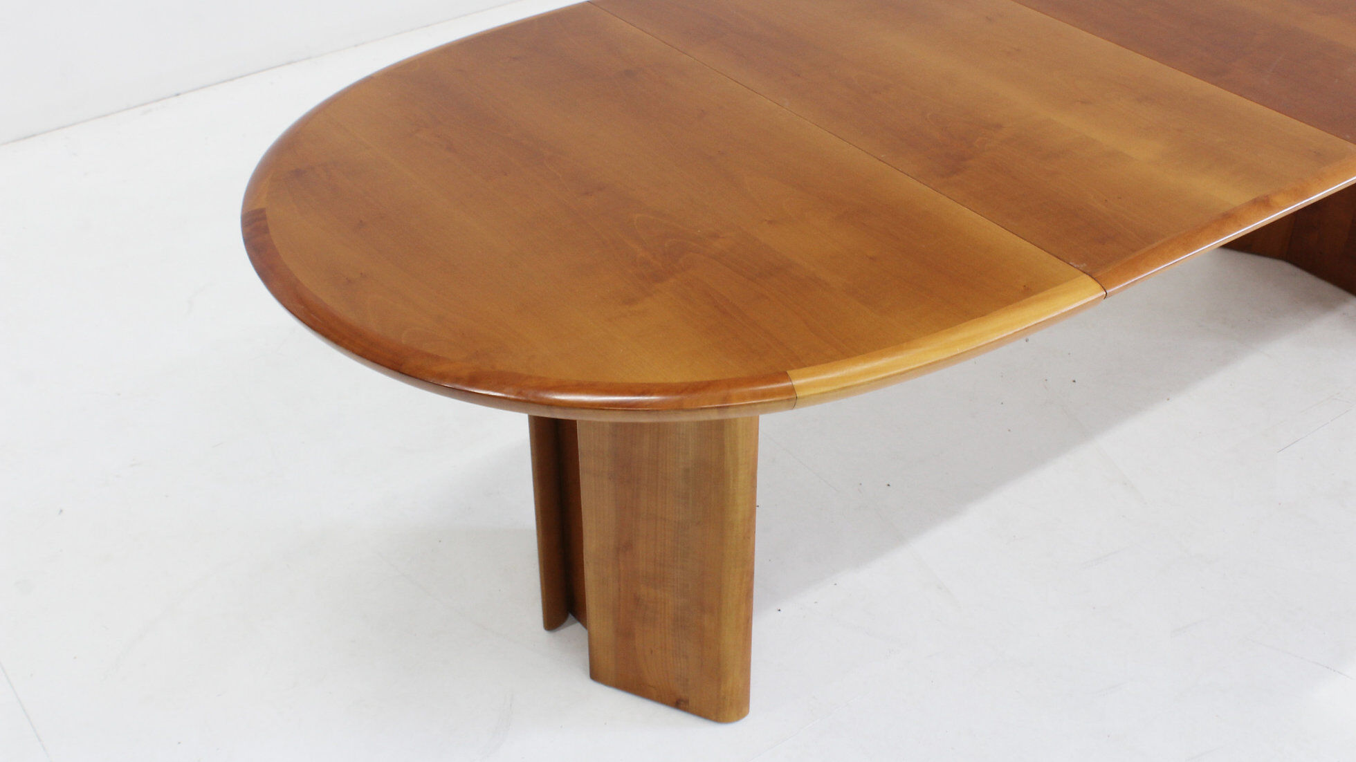 Vintage oval extendable dining table