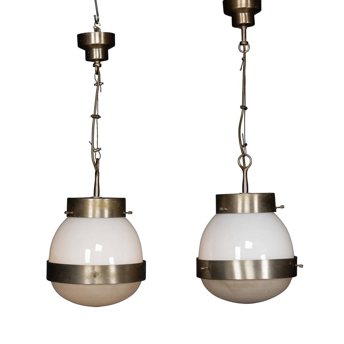 Paire de suspensions en opaline "Delta" italienne des années 1960 par Sergio Mazza.