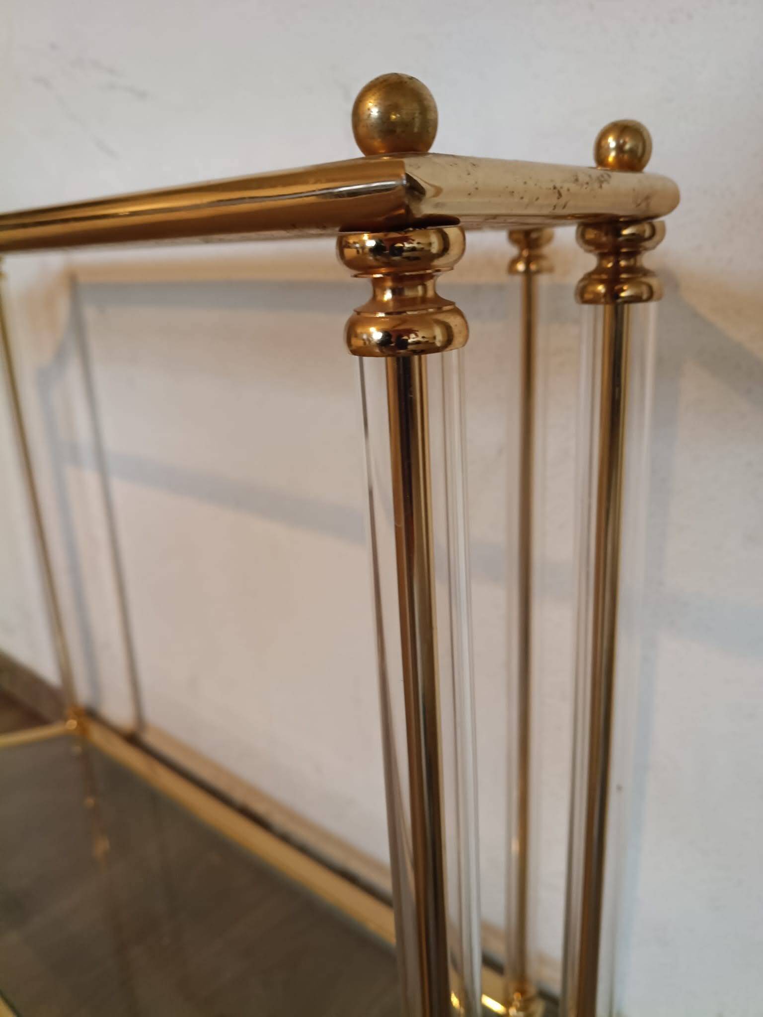 Console "Hollywood Regency" en laiton, plexiglas et verre, circa 1970