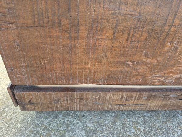 Coffre ancien sculpté en bois de chêne