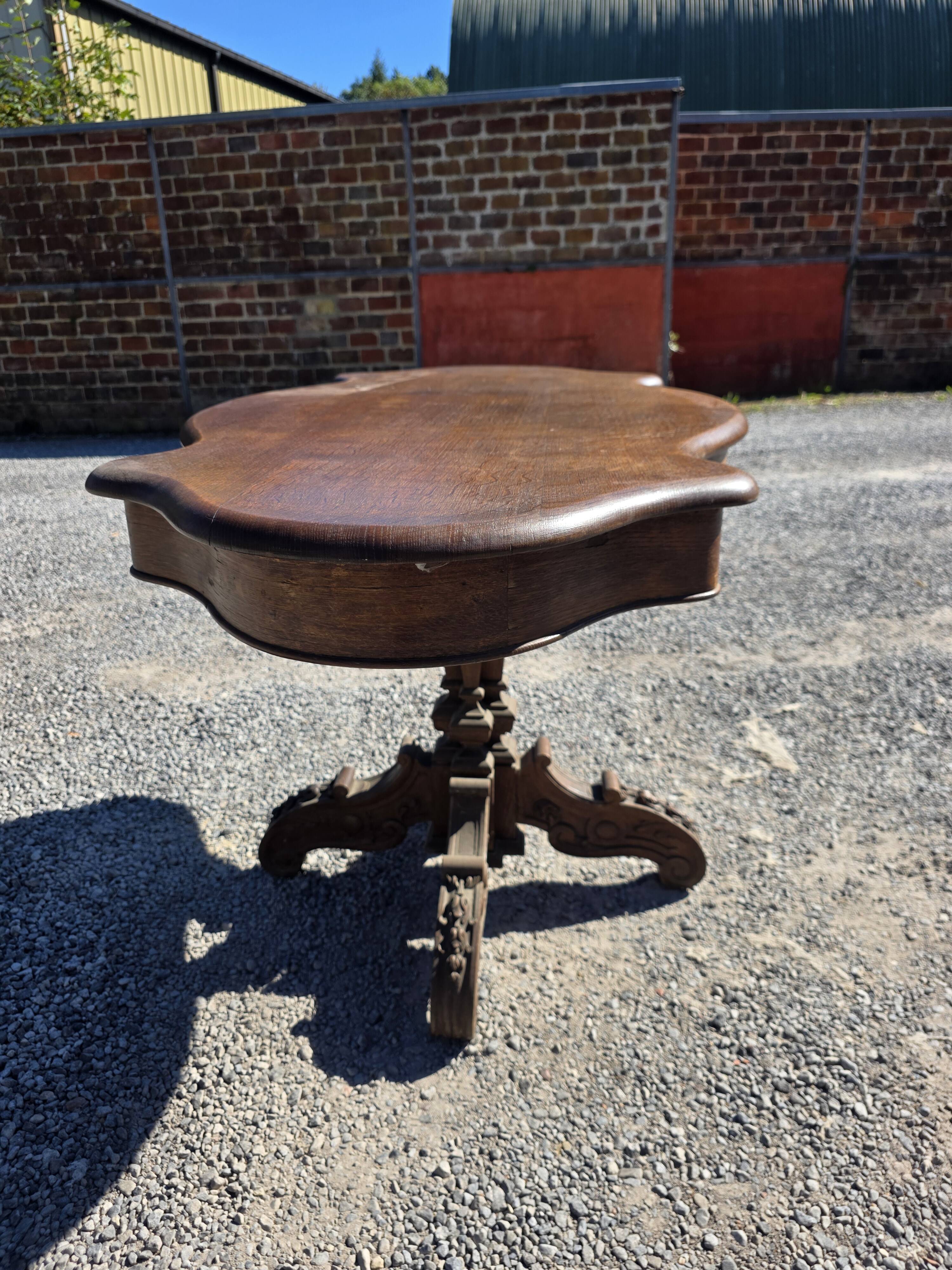 Antique round table in solid oak