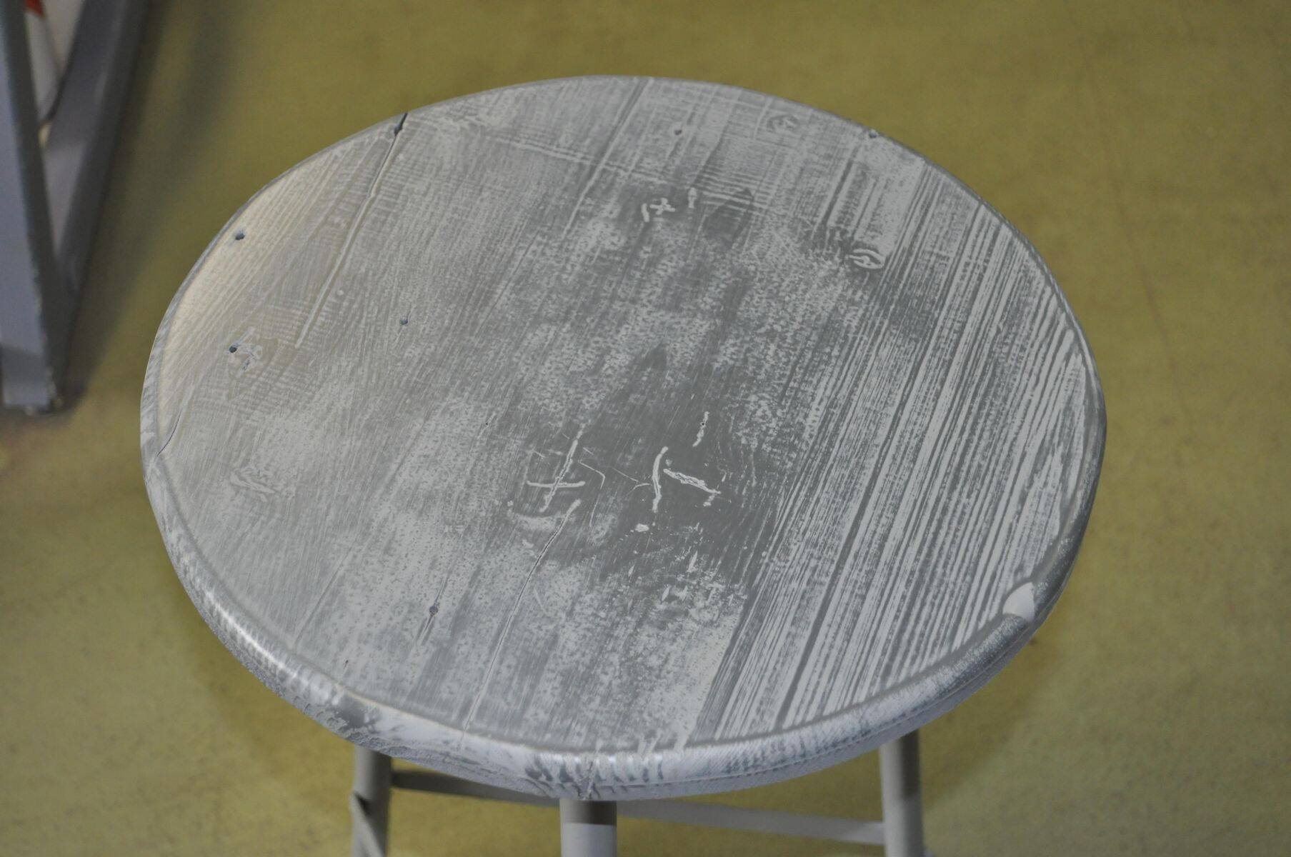 Round industrial stool in grey metal - mid-century style from the 1960s