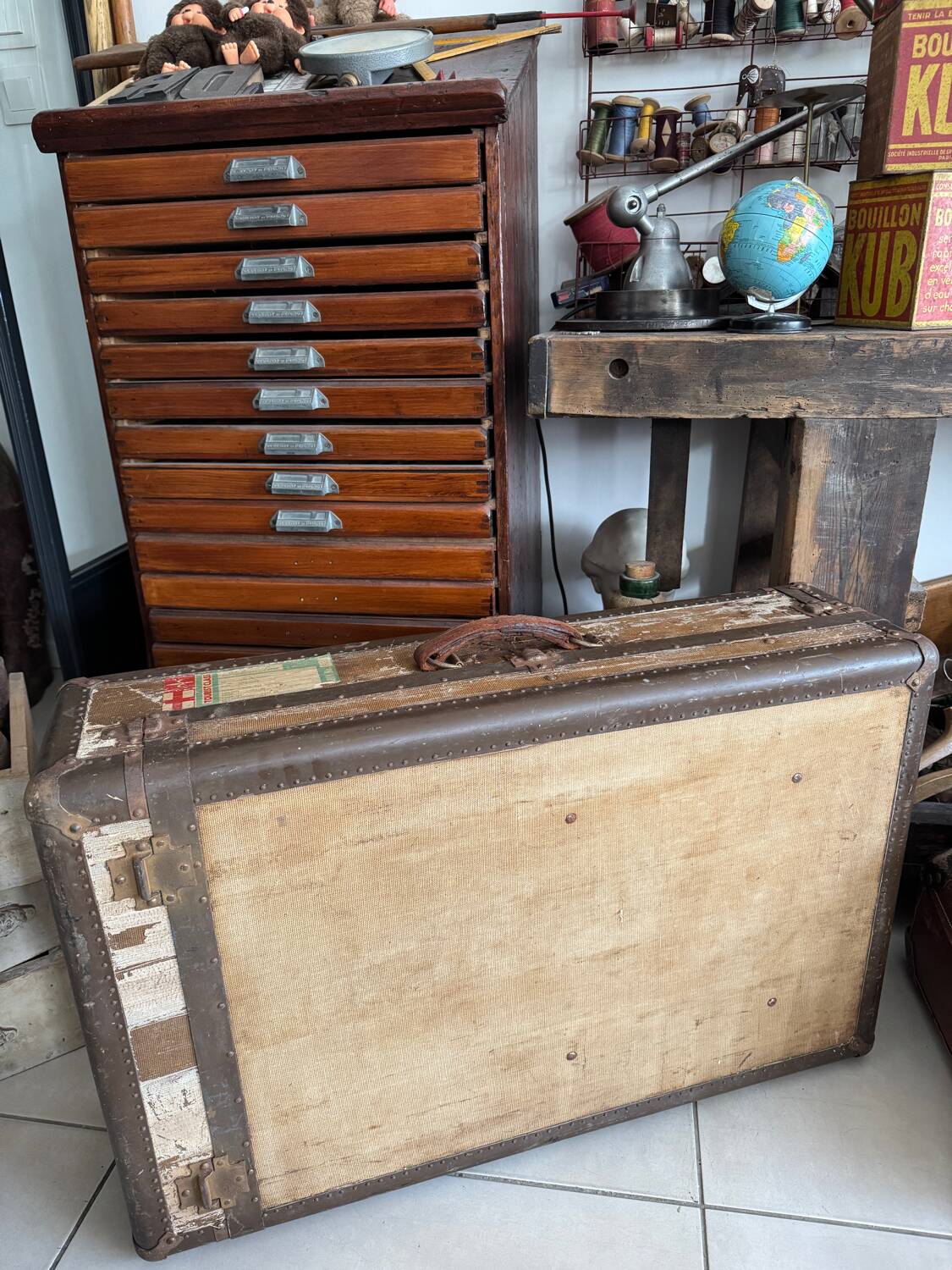 Vintage 50s cabin trunk with wooden hangers