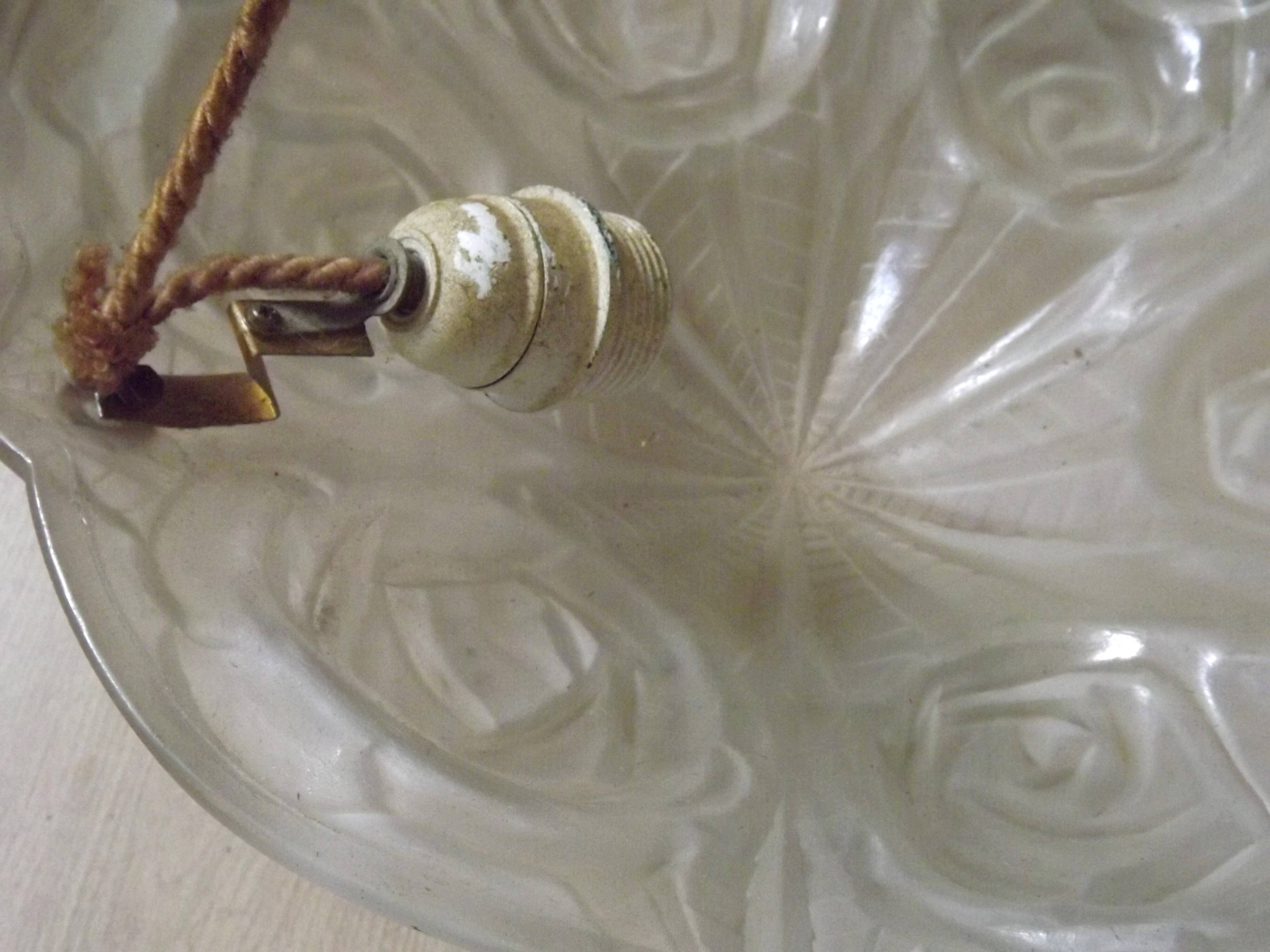 Plafonnier en verre Art Déco à décor de roses par Degué, vers 1930