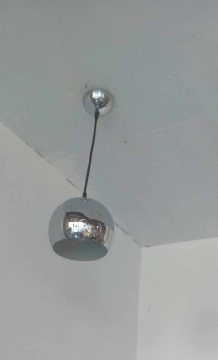 Paire de suspension boules chromées années 70/80.