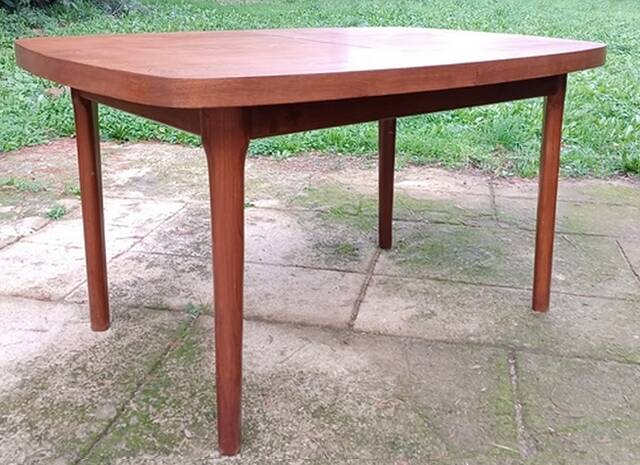 Oval dining table + extension in vintage Scandinavian style