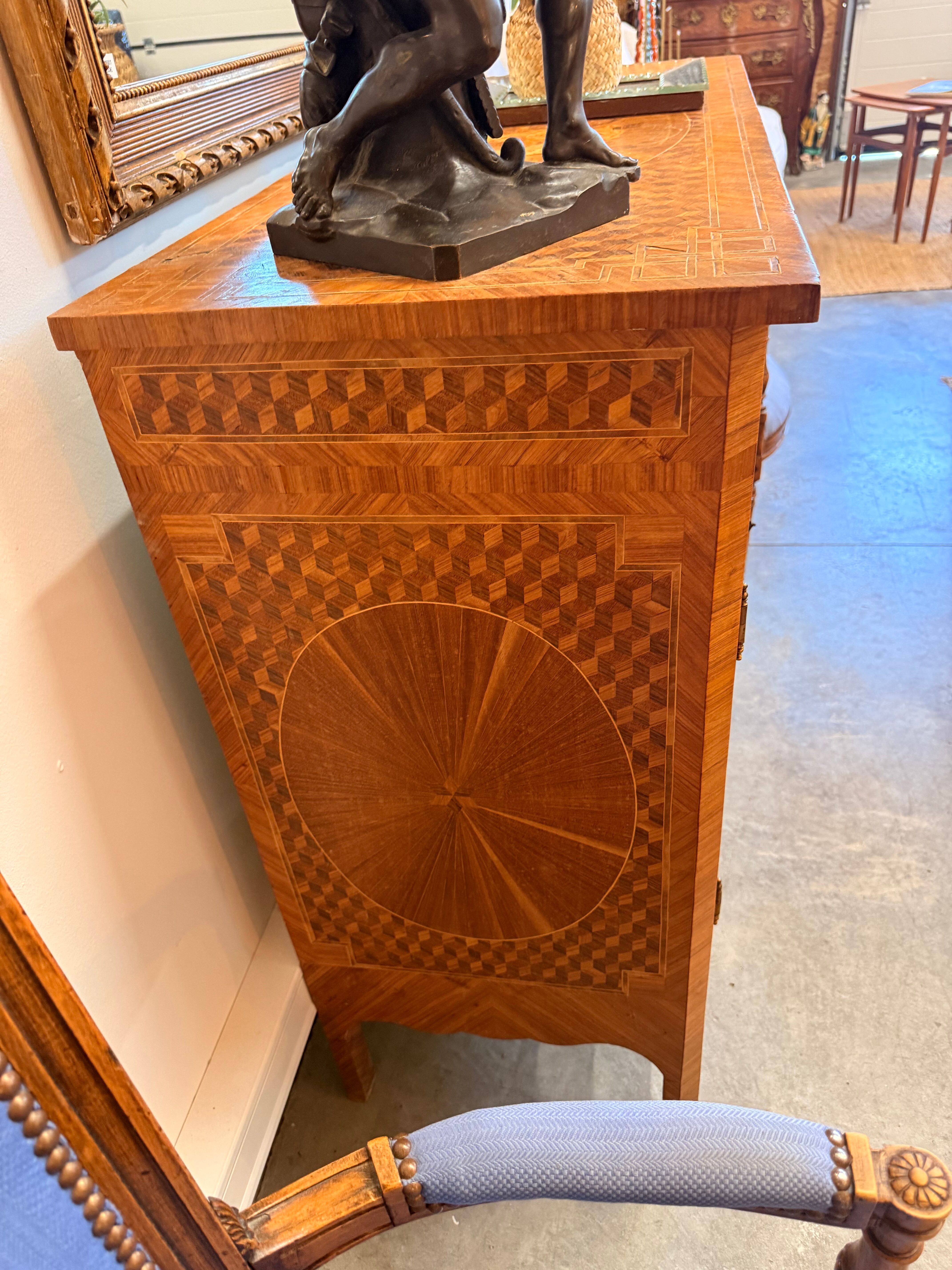 Commode en bois marqueté – Décor floral