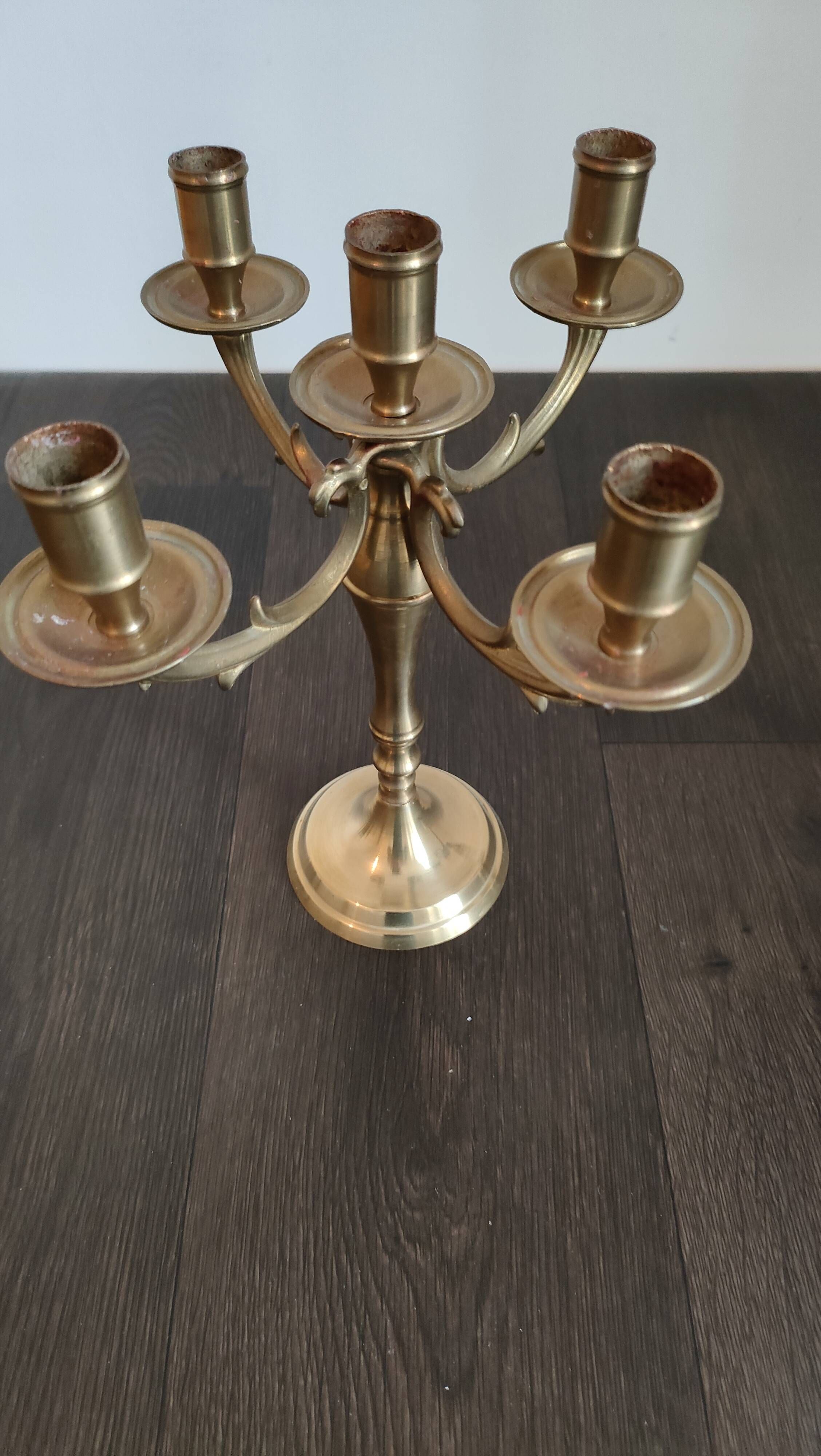 Brass candelabrum with 5 lights, scroll arms – Louis XV style – vintage decor