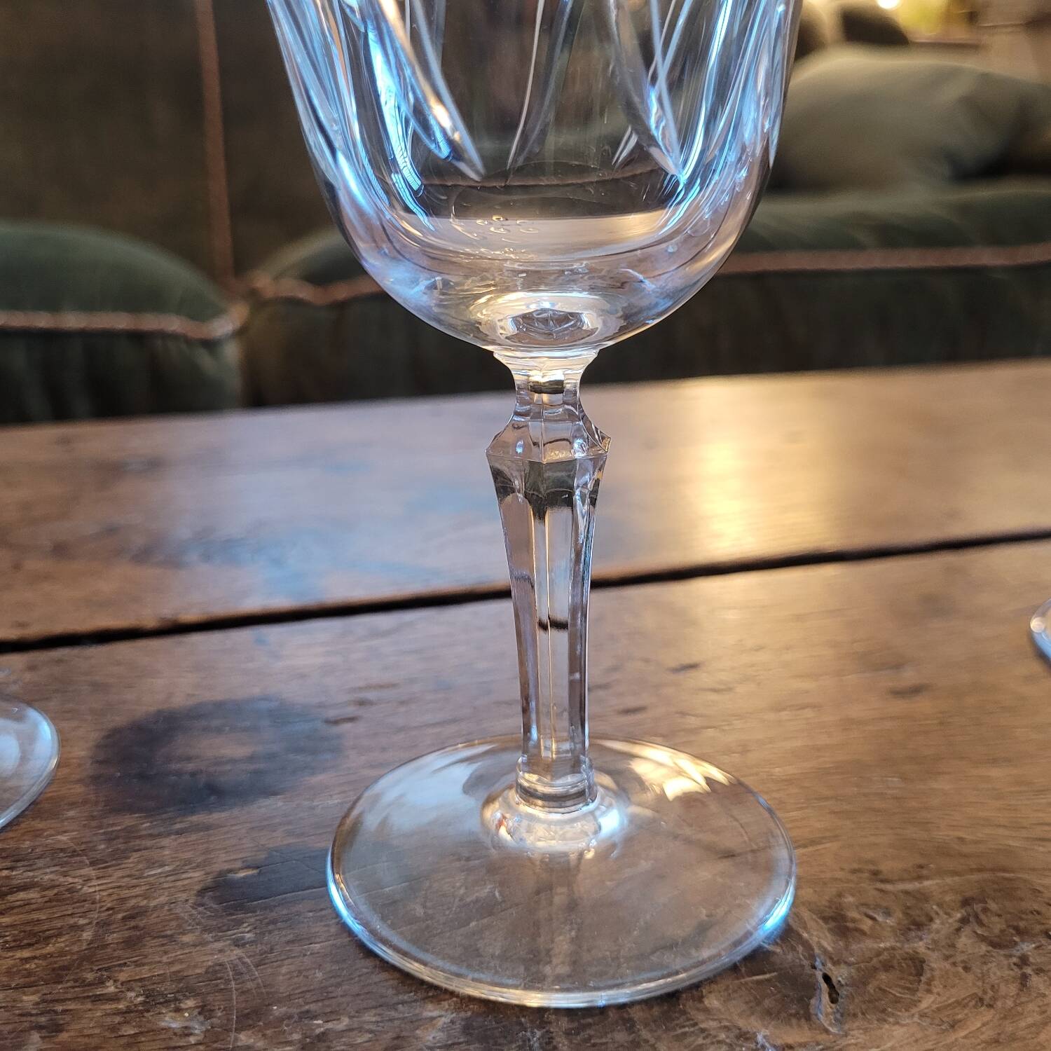 Service de 12 verres en cristal gravé – deux formats assortis, années