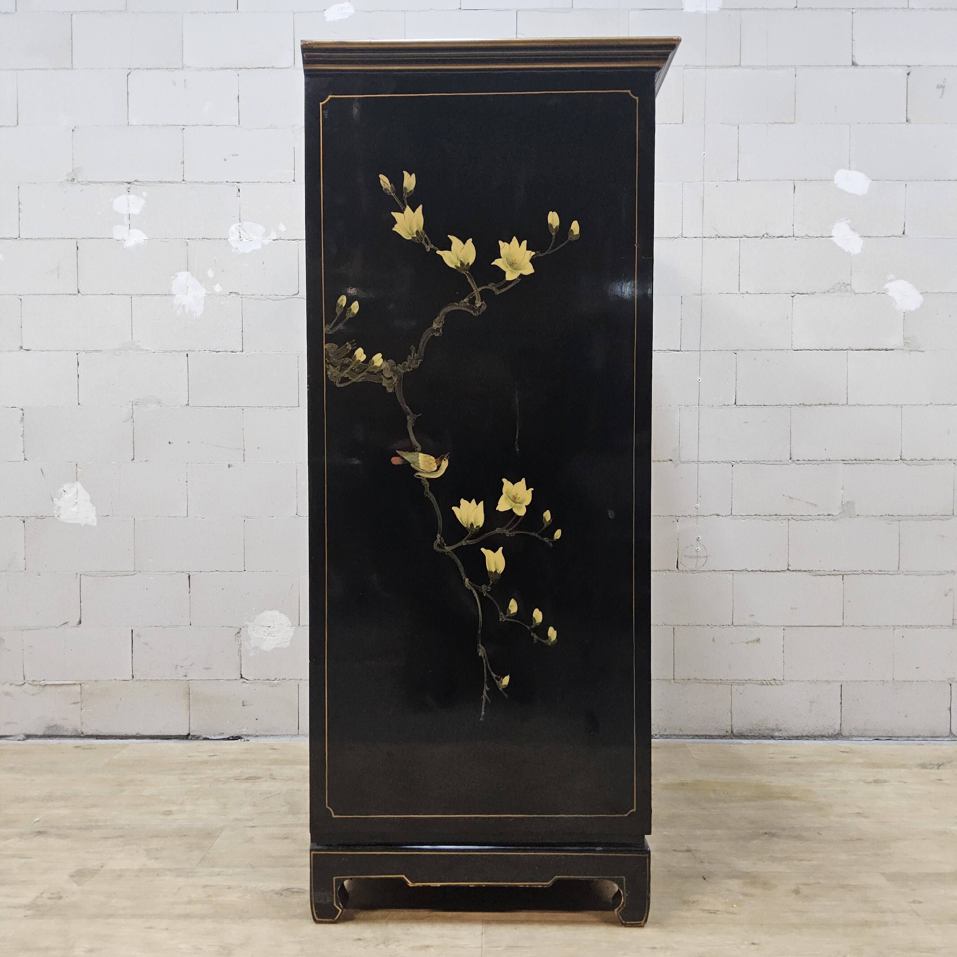 Cabinet vintage chinois laqué noir avec oiseaux et fleurs bohème