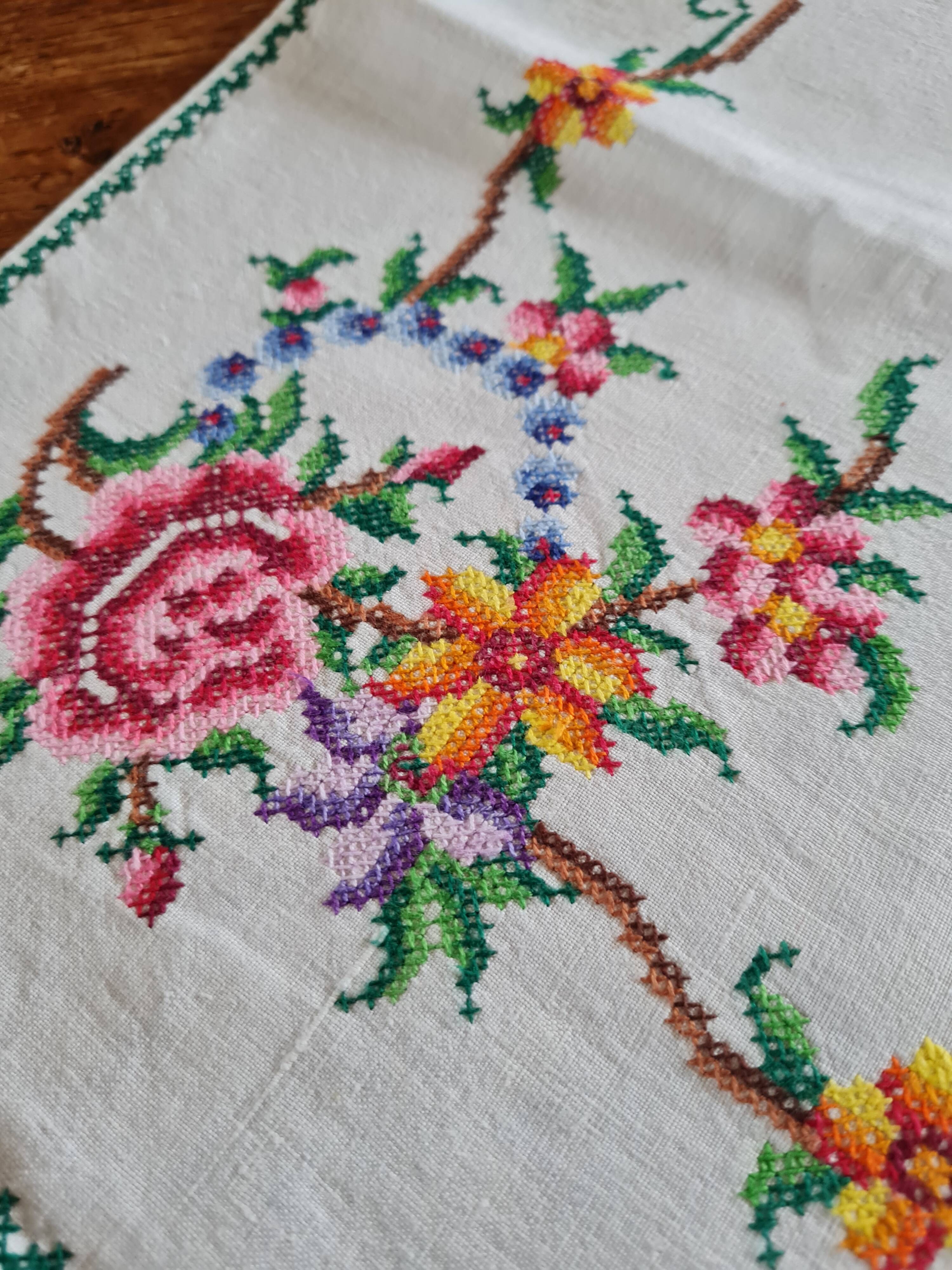 Tea tablecloth with cross stitch embroidery and 4 matching napkins