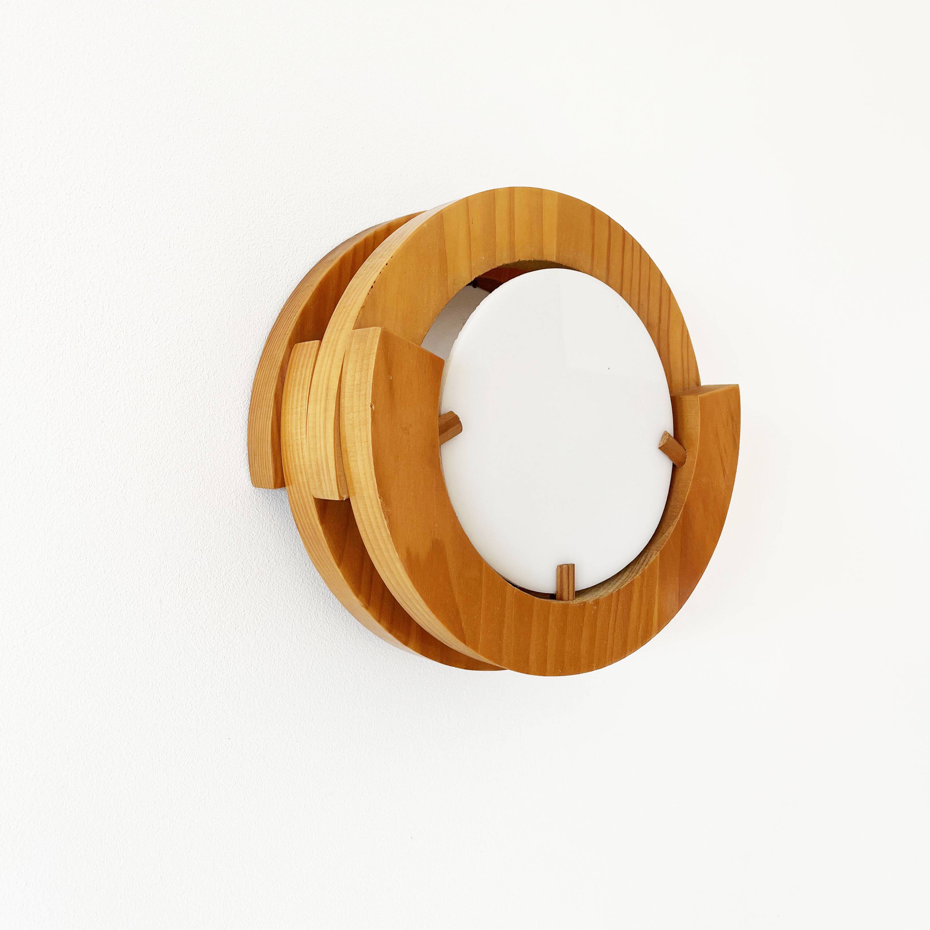 Round pine and plexiglass wall light, 1970s