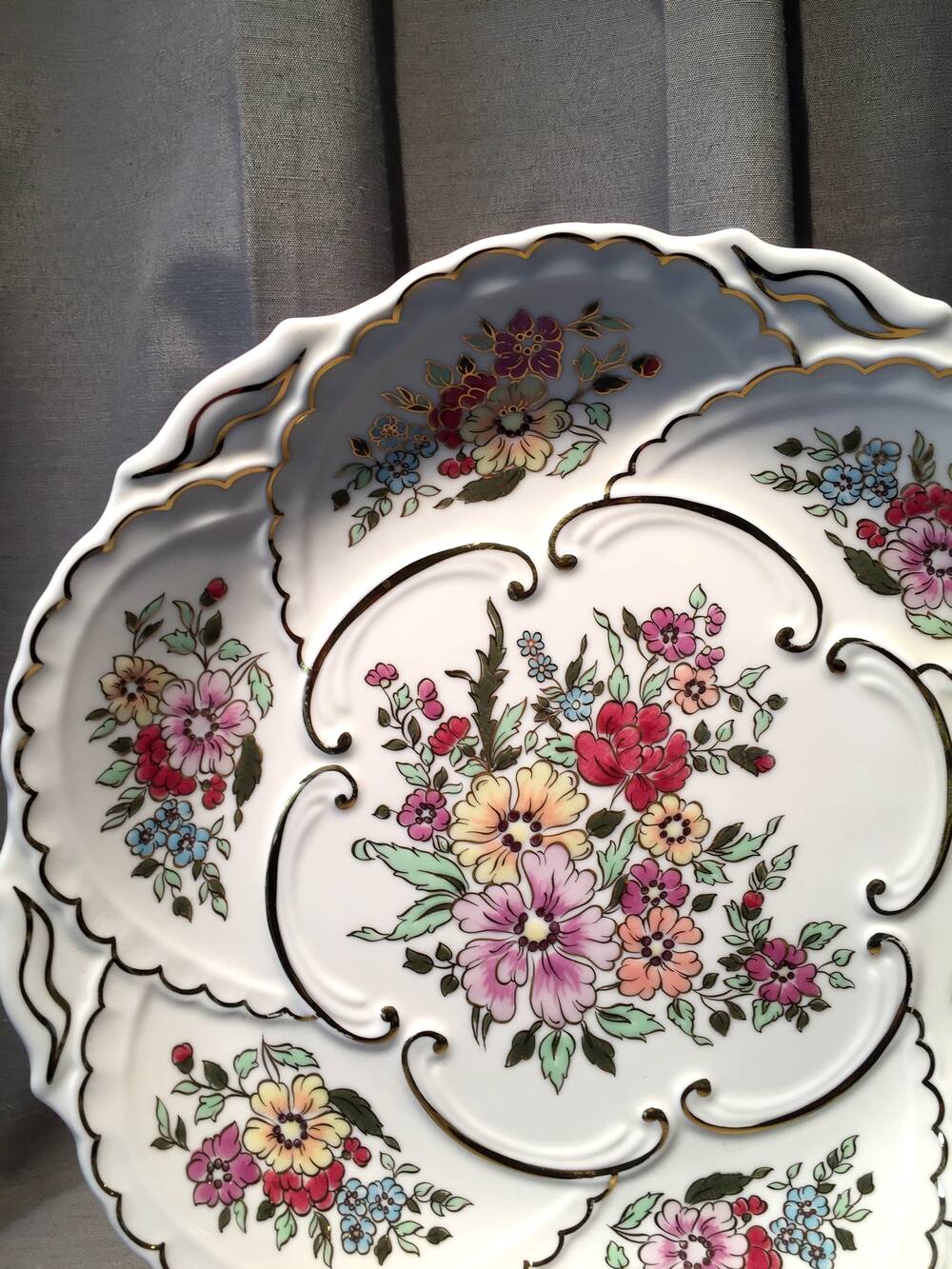 Plat a tarte ou plat decoratif porcelaine a decor floral