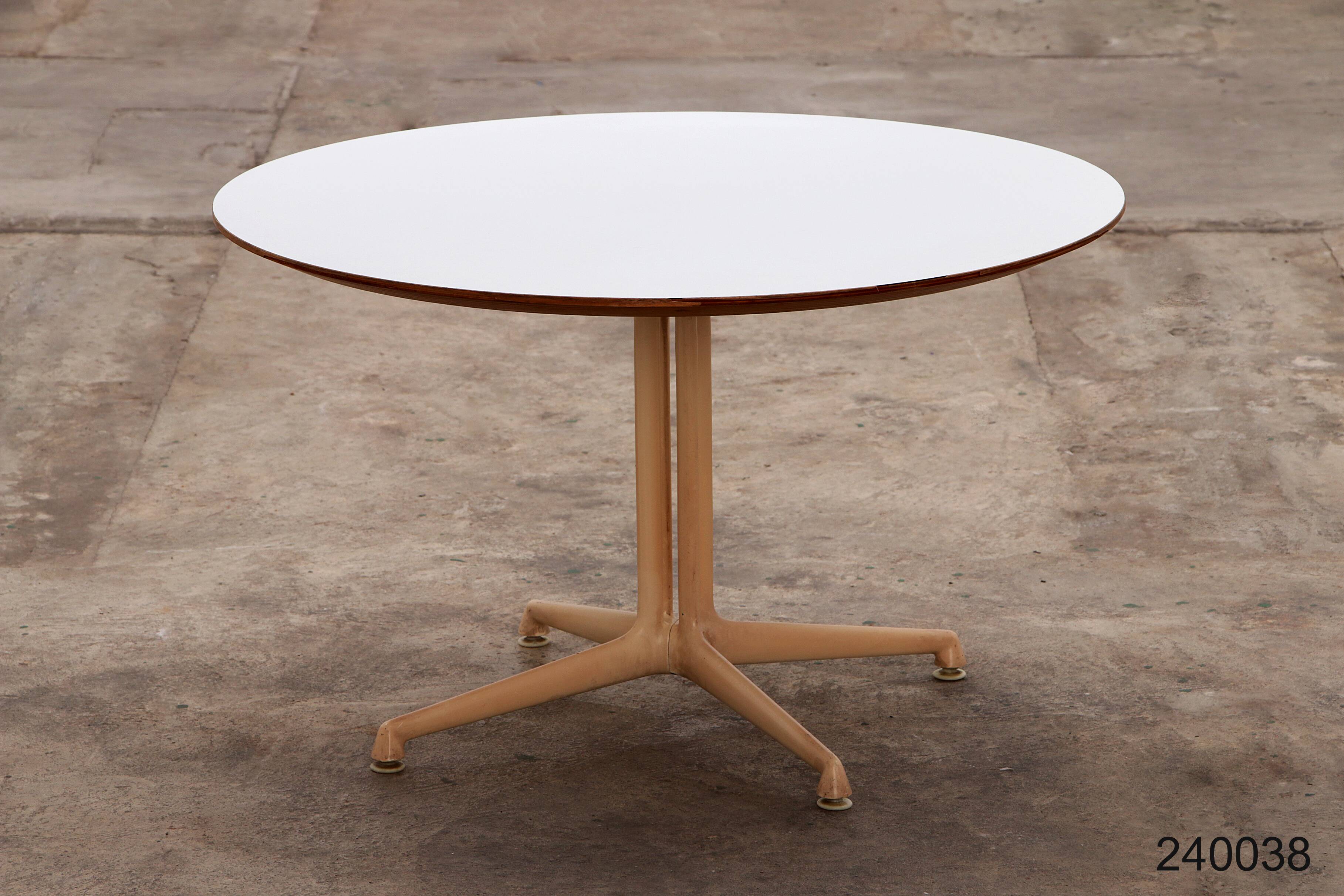 Table basse "La Fonda" de Charles Ray Eames avec base en métal, 1955