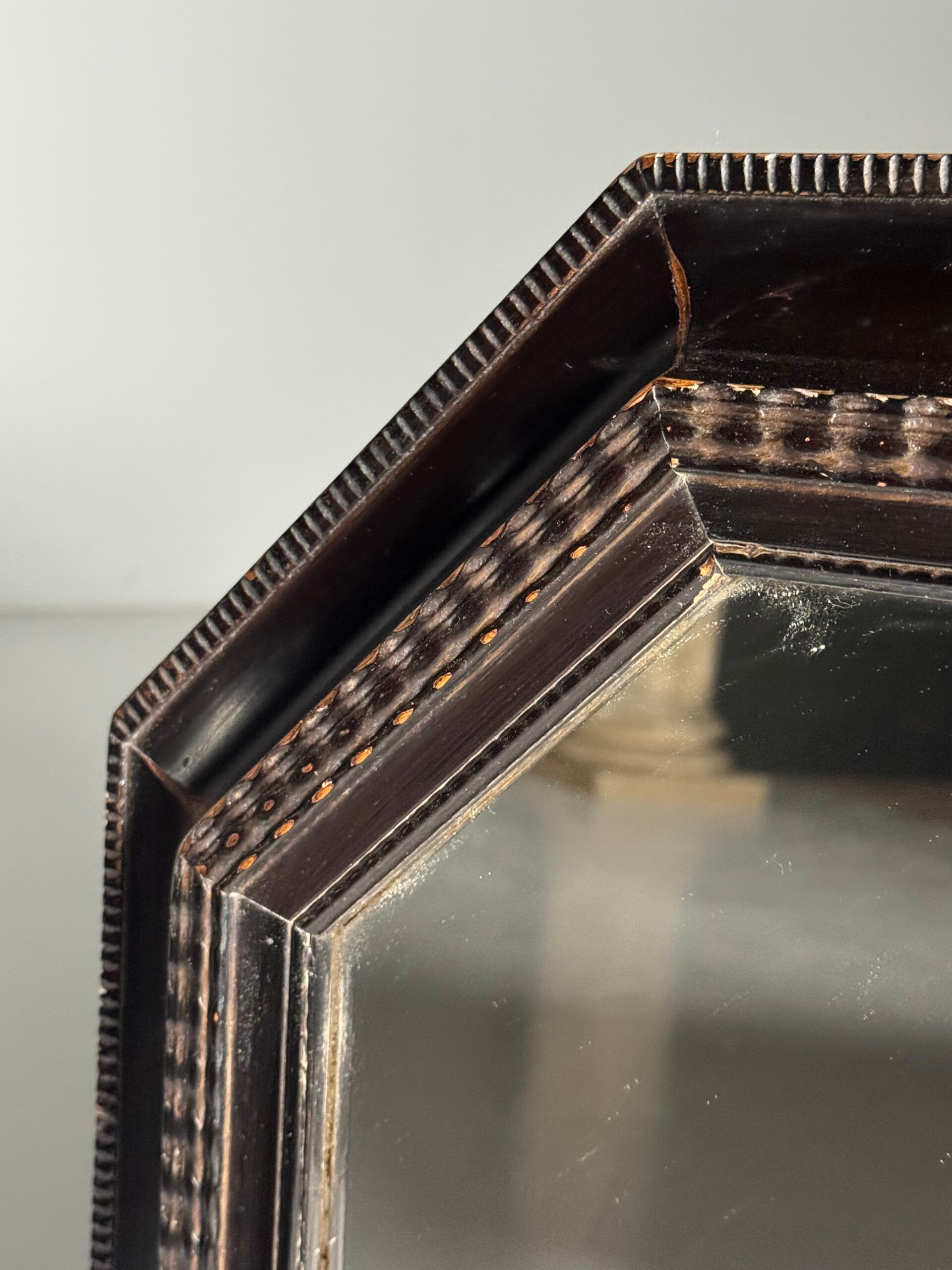 Ripple frame mirror octagonal