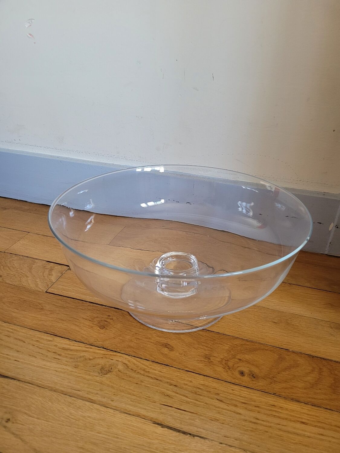 Free-standing fruit bowl