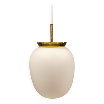 Ancienne suspension en verre opale blanc laiteux et plateau/suspension en laiton. Design danois des années 1930