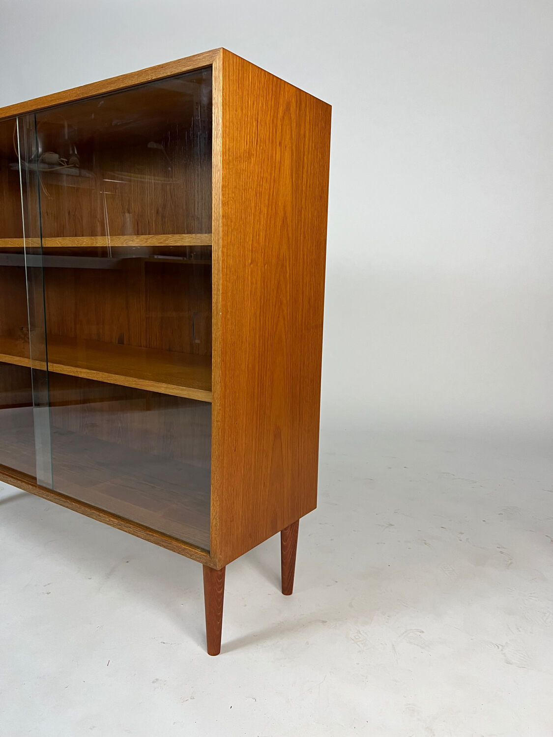 Cabinet d'exposition en teck des années 60, haut, étagère, commode vintage des années 70.