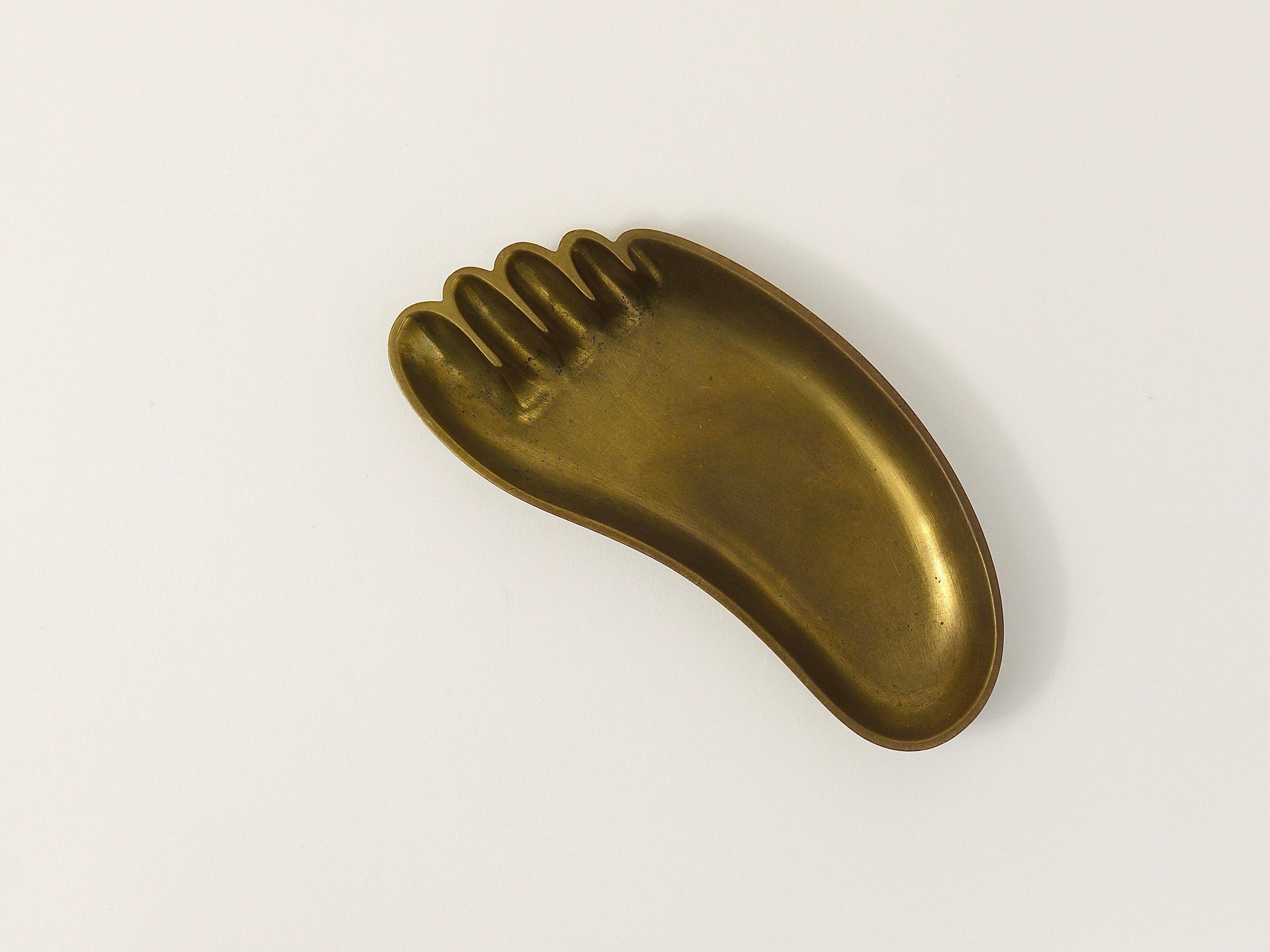 Bowl or sculptural plate in the shape of a foot by Werkstätte Hagenauer, mid-century, brass, Austria.