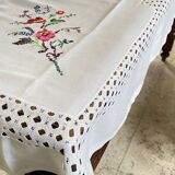 Embroidered tablecloth and 12 vintage napkins