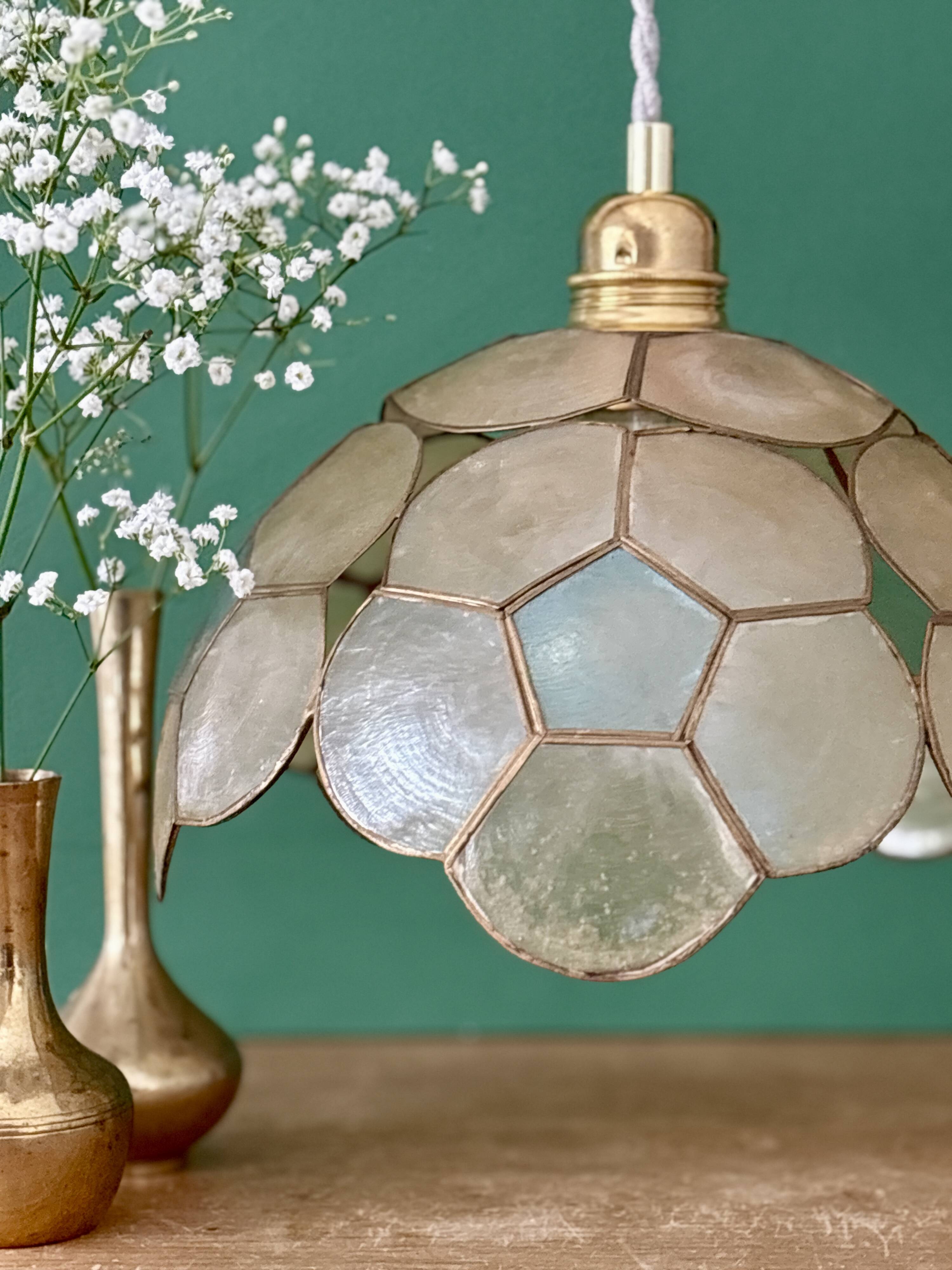 Suspension antique lampshade in beige and blue mother-of-pearl