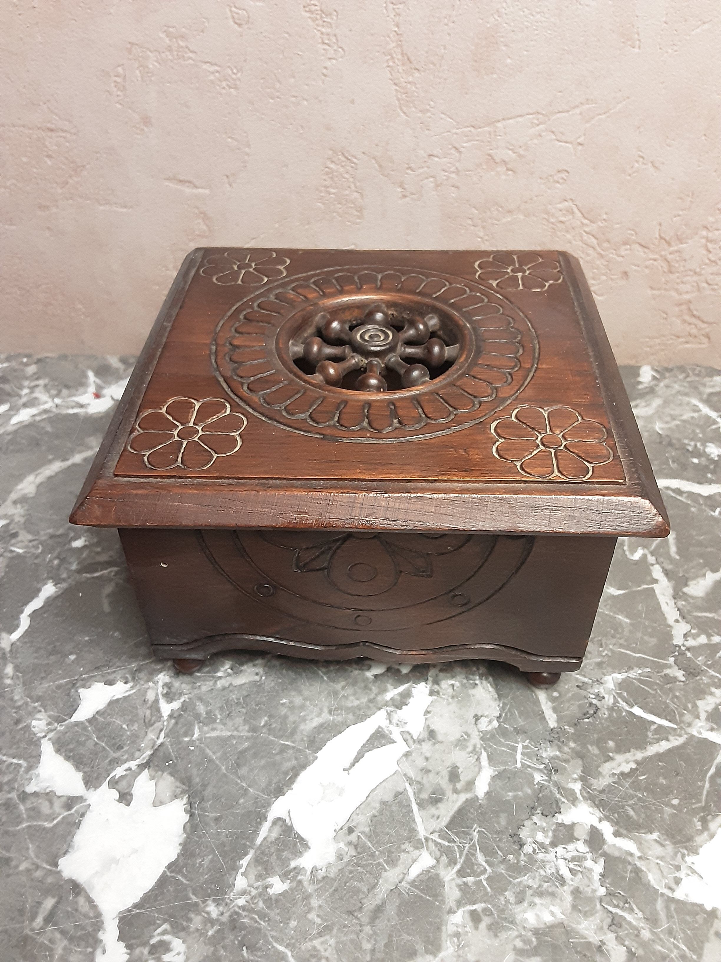 Breton box in chiseled wood - vintage