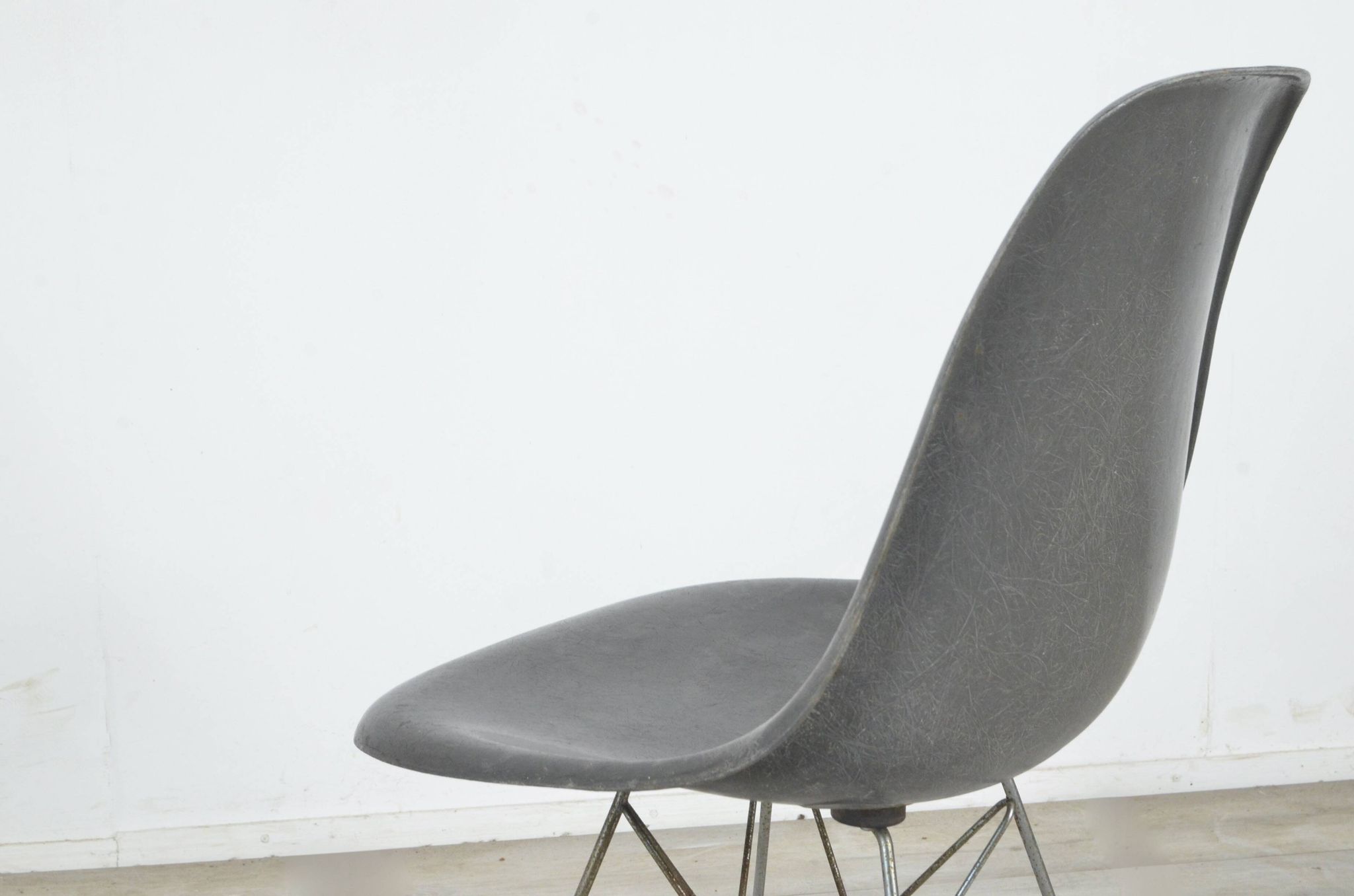 Set Of 2 Herman Miller Eames Dsr Chair Original Fiberglass Seats Modern Ret