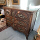 Important Parisian chest of drawers in walnut dating from the 18th century, opening with 5 drawers.