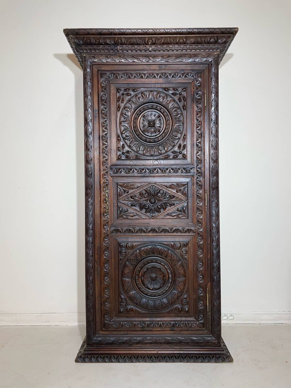 Renaissance style solid wood bonnet
