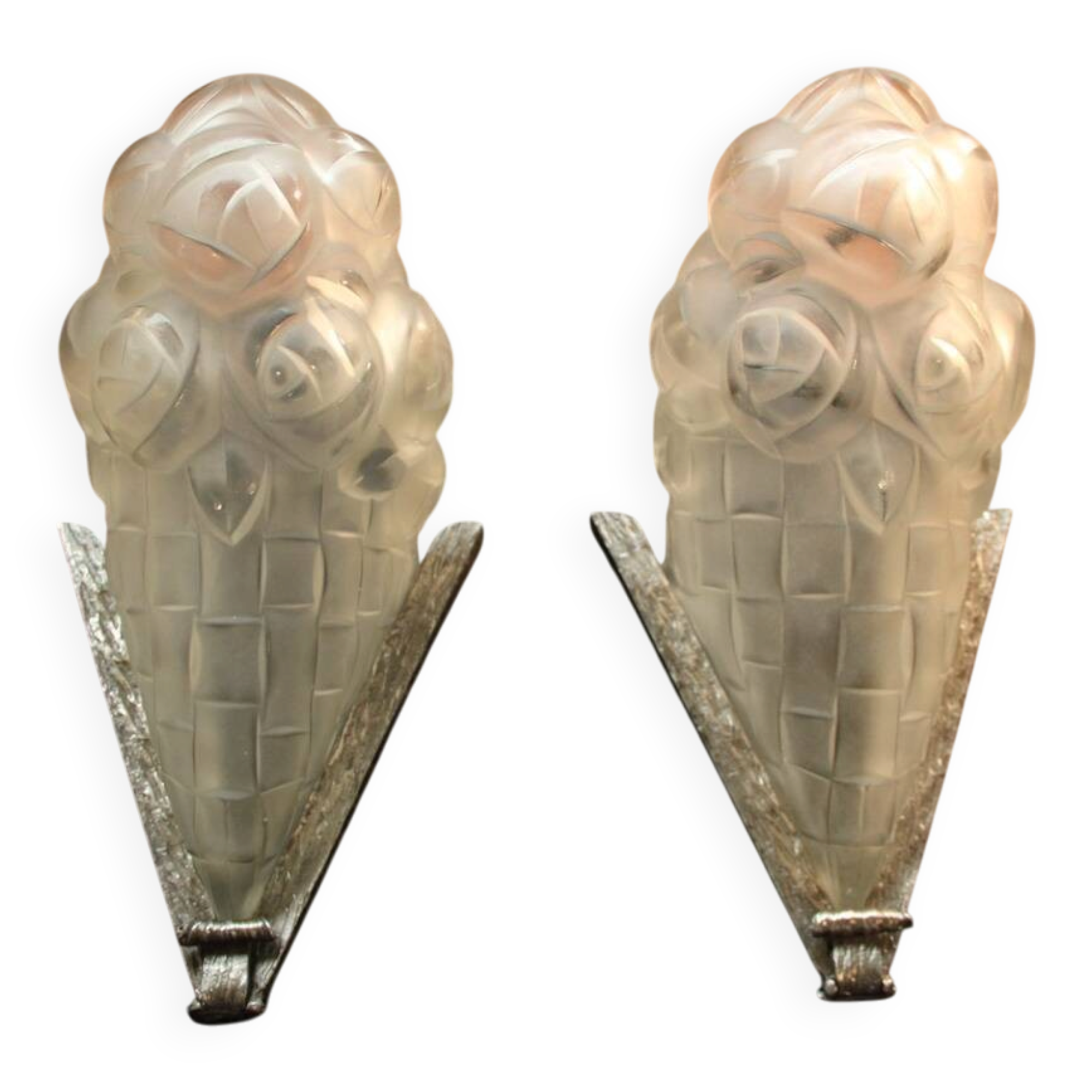 Pair of art deco glass wall lights signed dégue, hammered wrought iron.