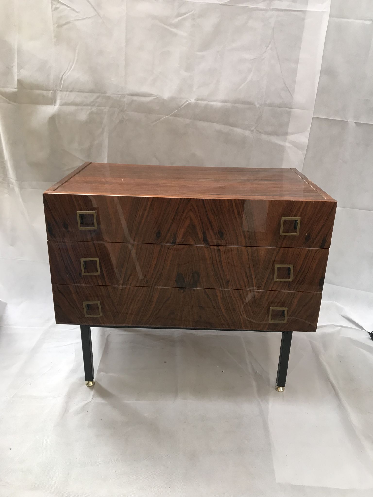 Lacquered 3-drawer chest with rosewood veneer.