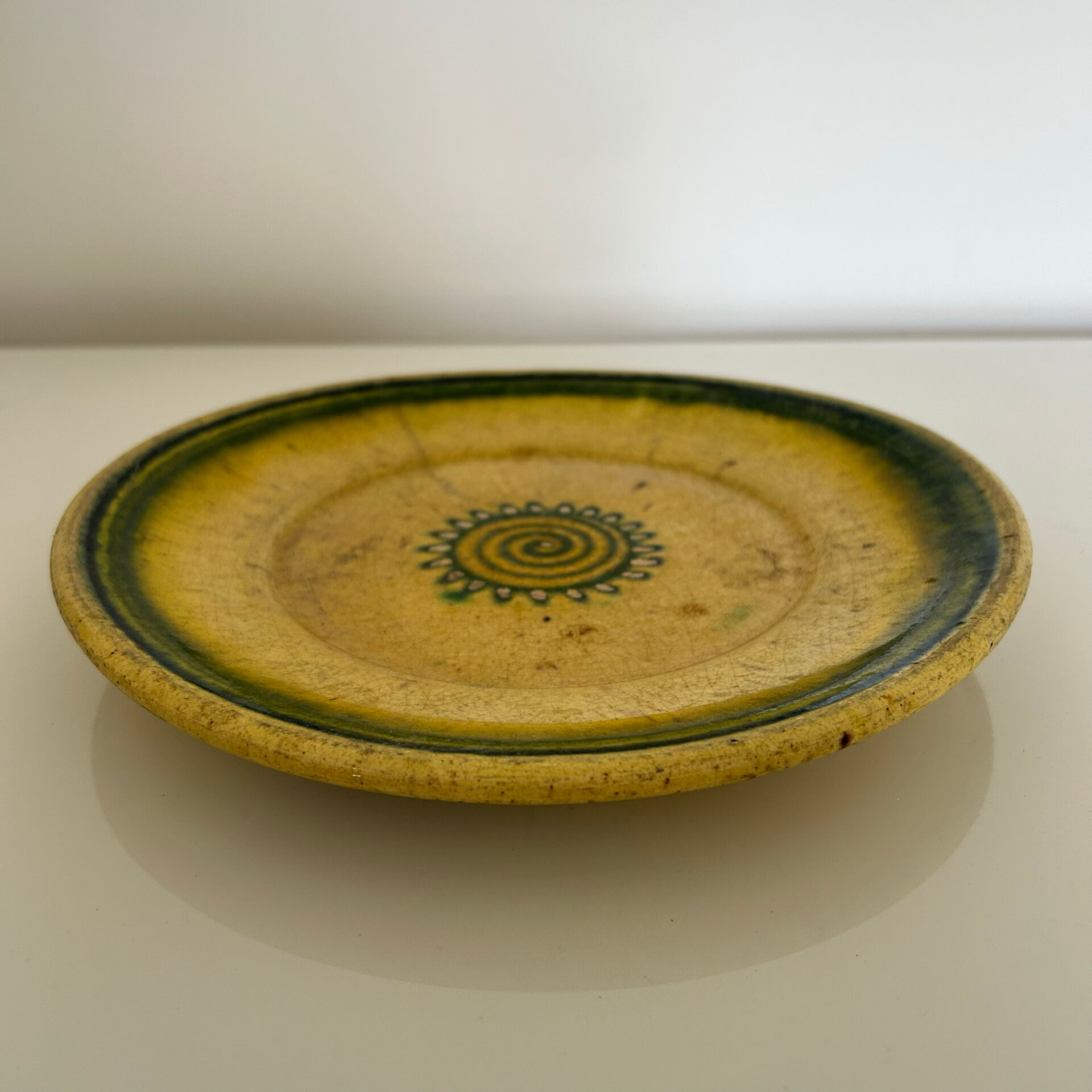 Plat provençal ancien estampillé Biot